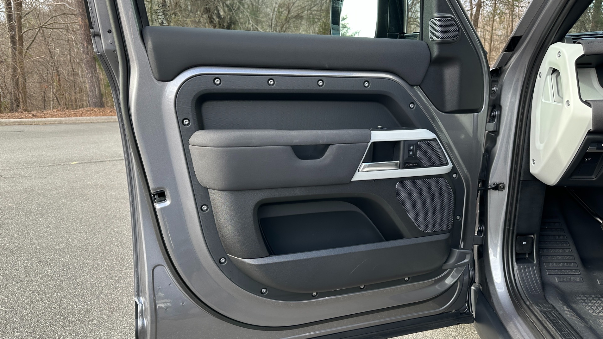 Used 2023 Land Rover Defender S / LED LIGHTS / AIR SUSPENSION / PANORAMIC ROOF / LEATHER / BLACK EXT TRIM for sale $79,999 at Formula Imports in Charlotte NC 28227 10