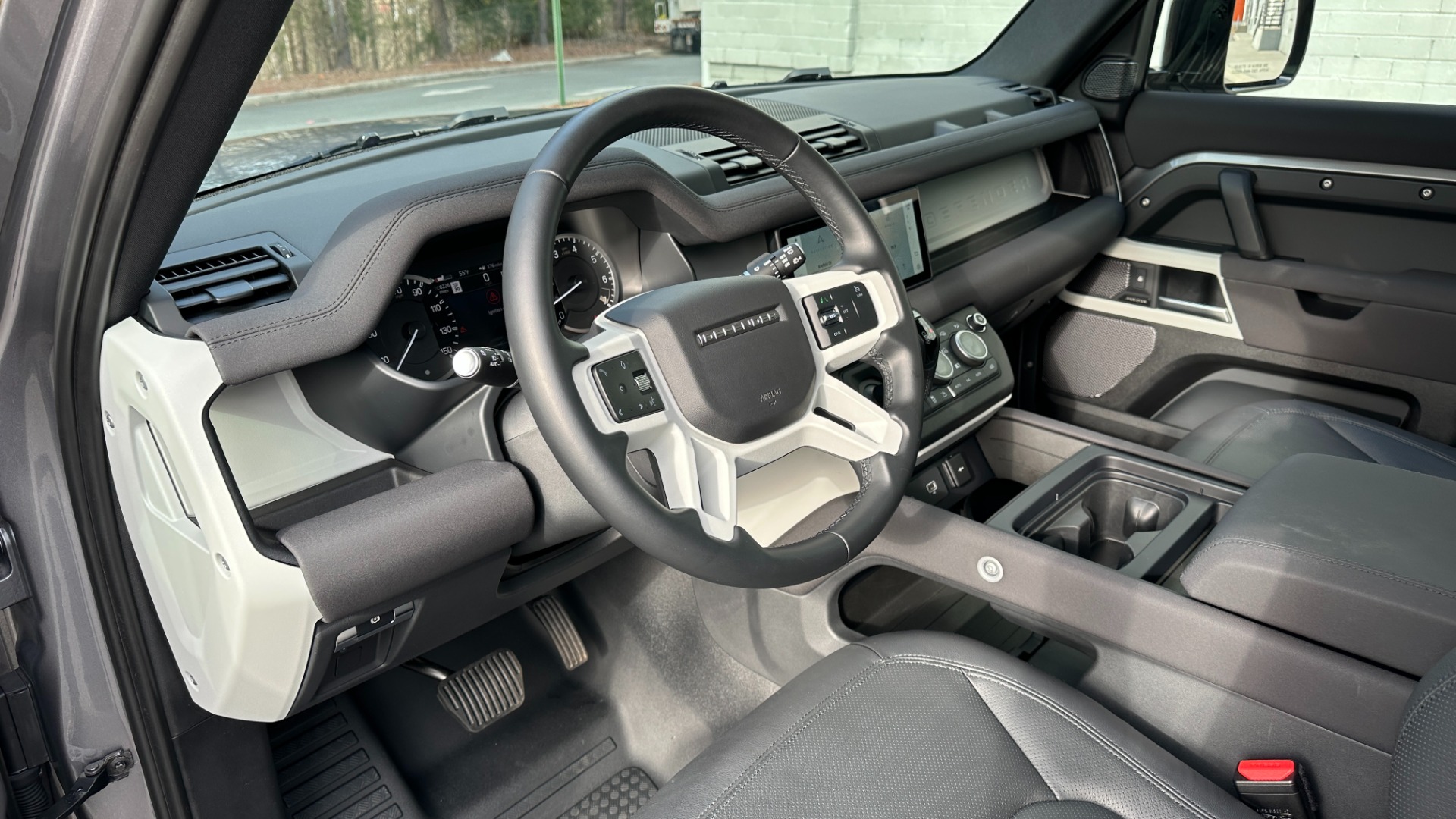 Used 2023 Land Rover Defender S / LED LIGHTS / AIR SUSPENSION / PANORAMIC ROOF / LEATHER / BLACK EXT TRIM for sale $79,999 at Formula Imports in Charlotte NC 28227 11
