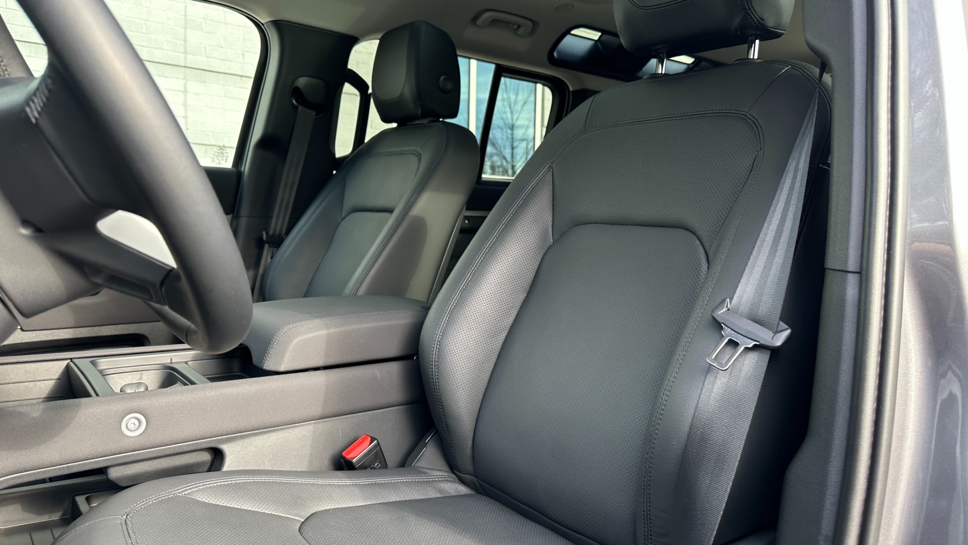 Used 2023 Land Rover Defender S / LED LIGHTS / AIR SUSPENSION / PANORAMIC ROOF / LEATHER / BLACK EXT TRIM for sale $79,999 at Formula Imports in Charlotte NC 28227 13