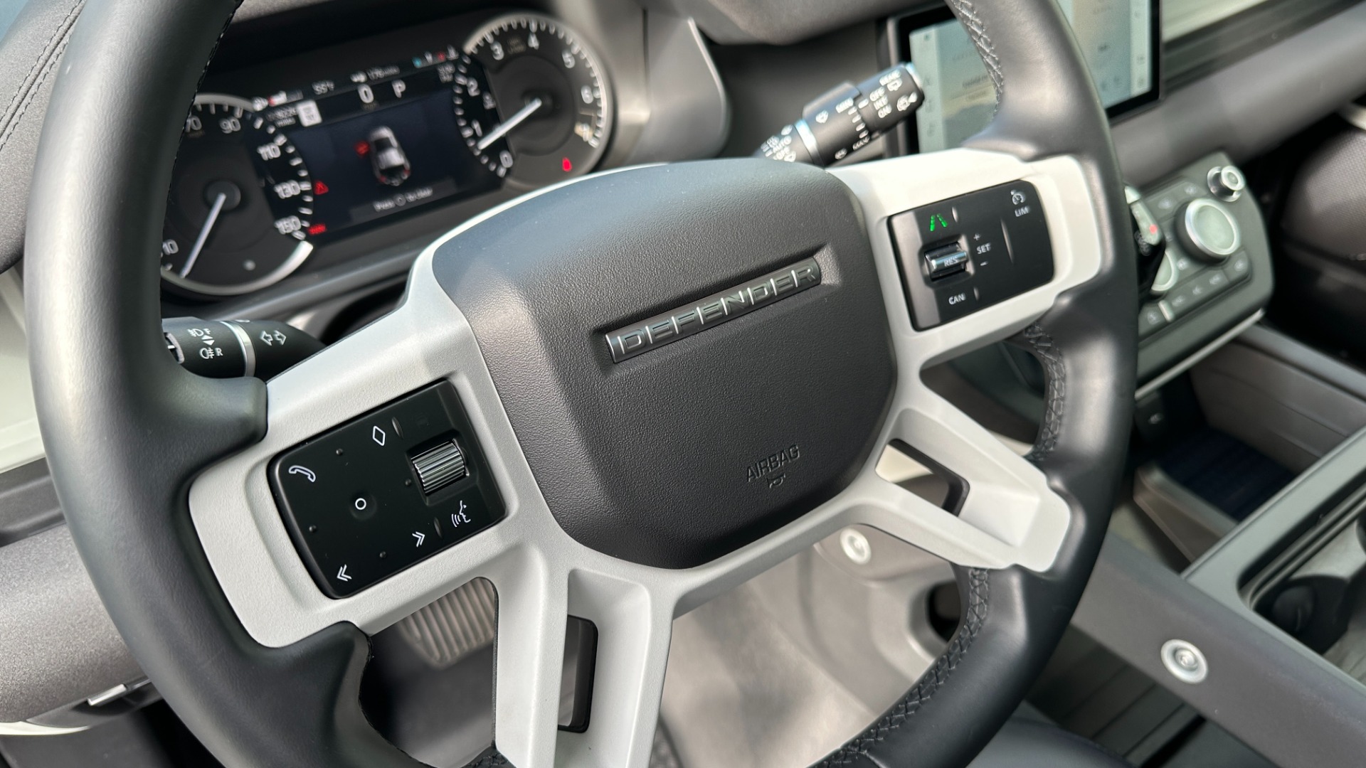Used 2023 Land Rover Defender S / LED LIGHTS / AIR SUSPENSION / PANORAMIC ROOF / LEATHER / BLACK EXT TRIM for sale $79,999 at Formula Imports in Charlotte NC 28227 15