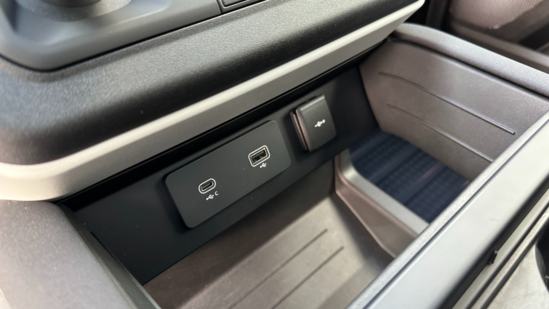 Used 2023 Land Rover Defender S / LED LIGHTS / AIR SUSPENSION / PANORAMIC ROOF / LEATHER / BLACK EXT TRIM for sale $79,999 at Formula Imports in Charlotte NC 28227 19