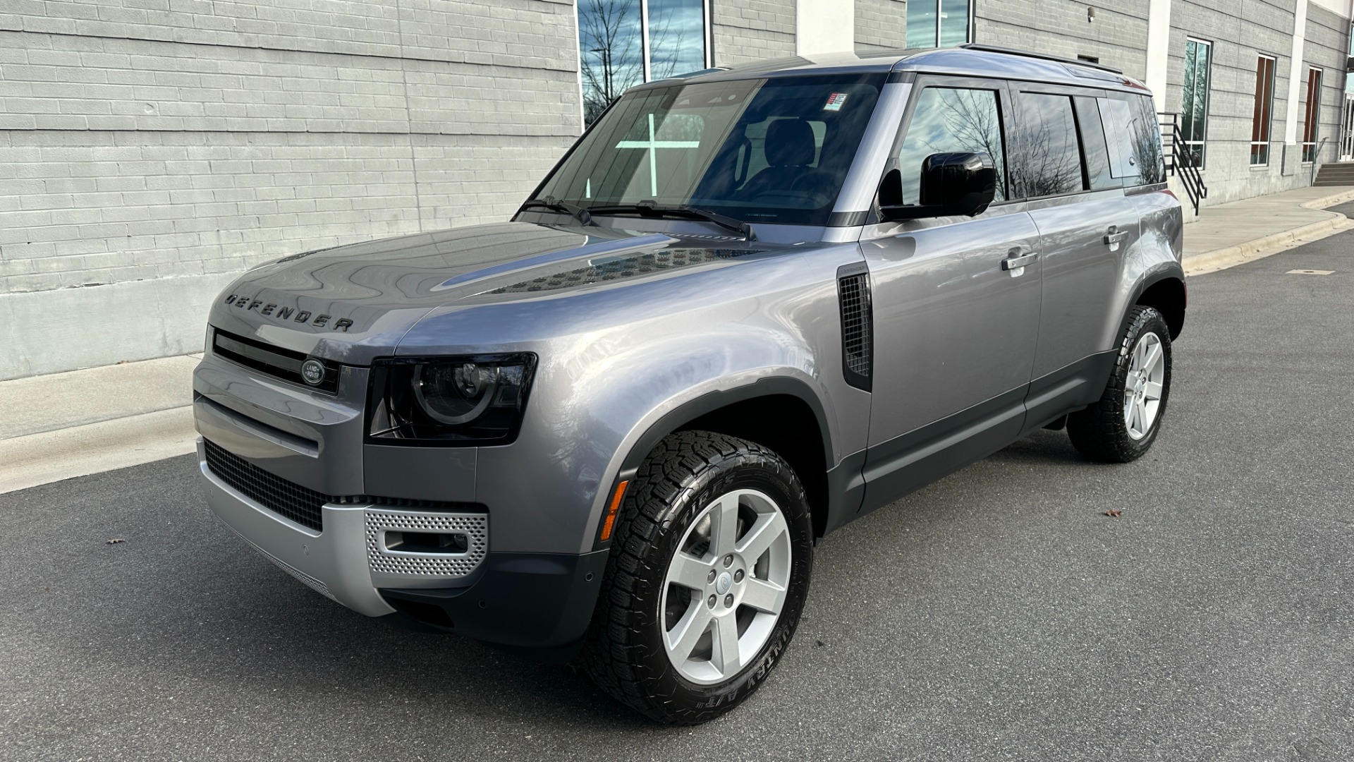 Used 2023 Land Rover Defender S / LED LIGHTS / AIR SUSPENSION / PANORAMIC ROOF / LEATHER / BLACK EXT TRIM for sale $79,999 at Formula Imports in Charlotte NC 28227 2