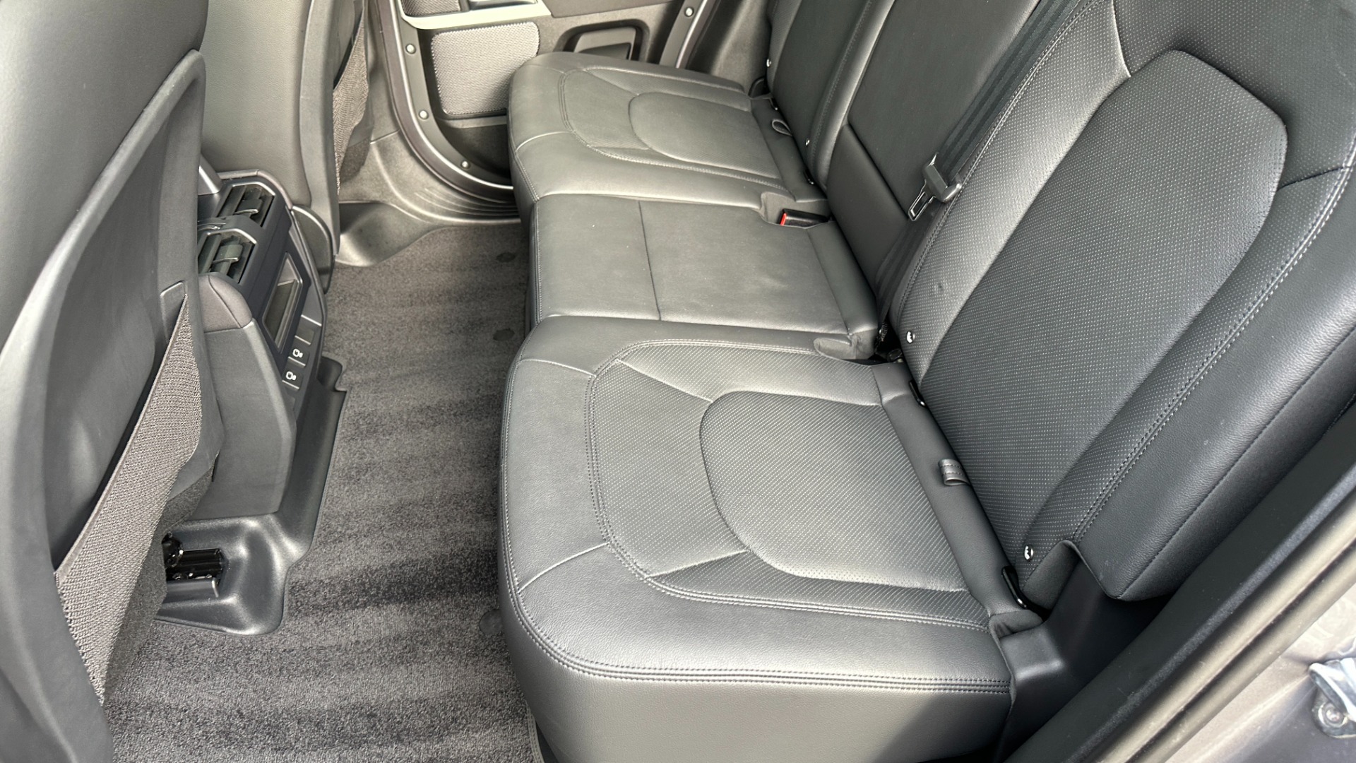 Used 2023 Land Rover Defender S / LED LIGHTS / AIR SUSPENSION / PANORAMIC ROOF / LEATHER / BLACK EXT TRIM for sale $79,999 at Formula Imports in Charlotte NC 28227 26