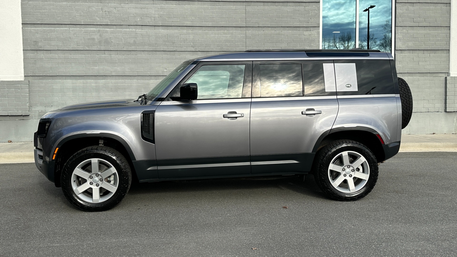 Used 2023 Land Rover Defender S / LED LIGHTS / AIR SUSPENSION / PANORAMIC ROOF / LEATHER / BLACK EXT TRIM for sale $79,999 at Formula Imports in Charlotte NC 28227 3