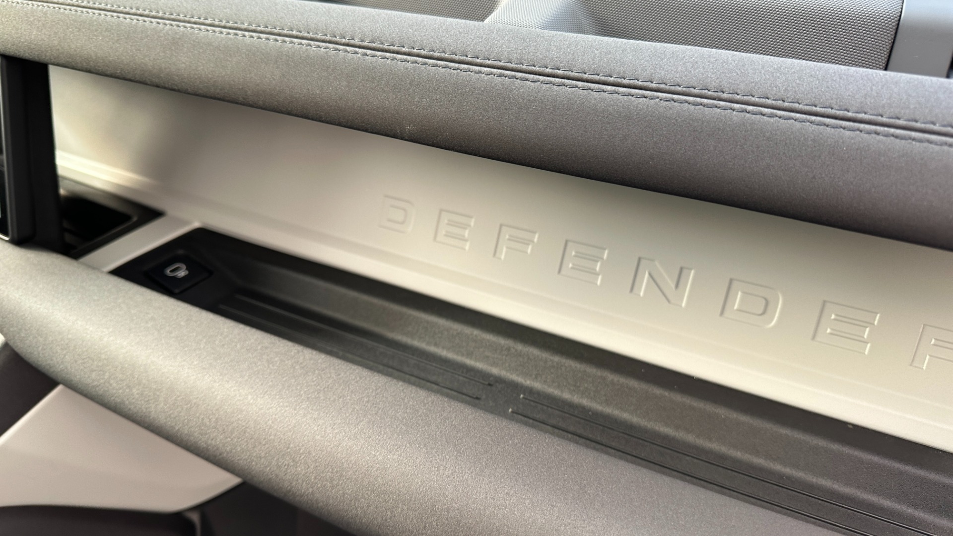 Used 2023 Land Rover Defender S / LED LIGHTS / AIR SUSPENSION / PANORAMIC ROOF / LEATHER / BLACK EXT TRIM for sale $79,999 at Formula Imports in Charlotte NC 28227 36