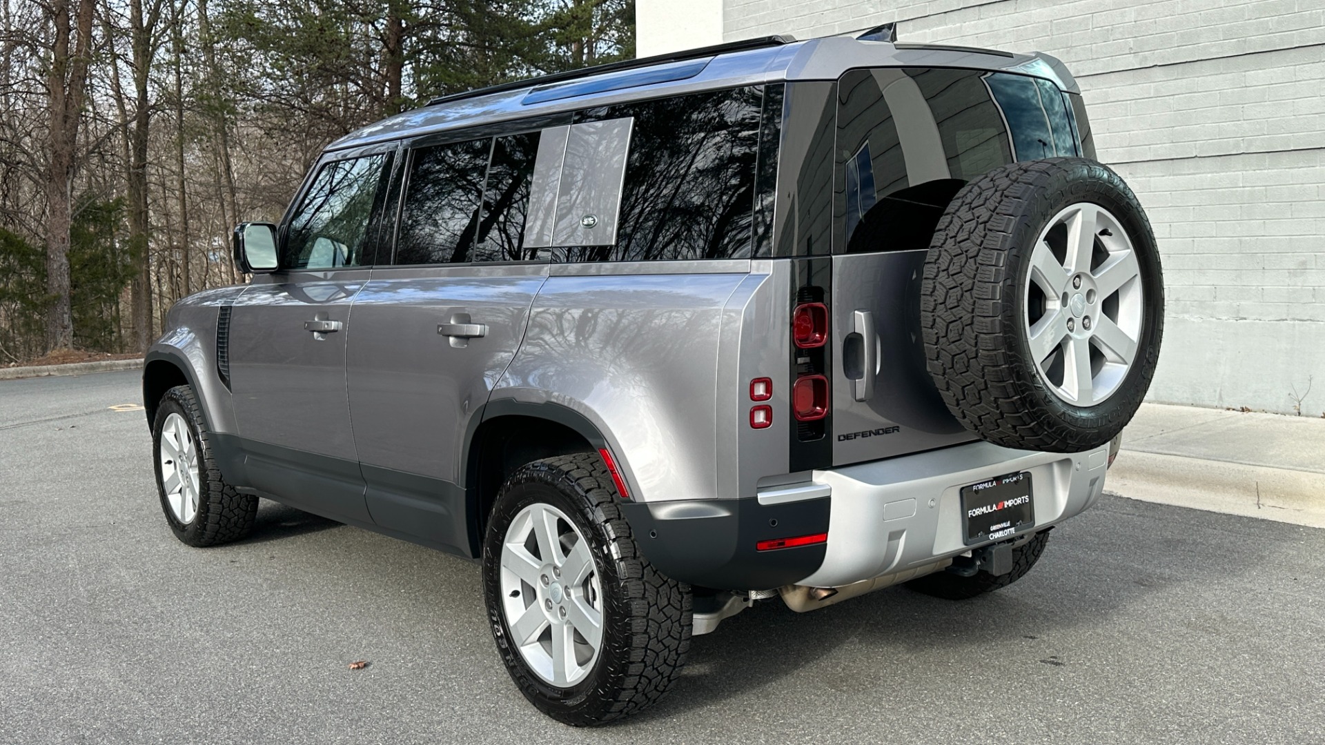Used 2023 Land Rover Defender S / LED LIGHTS / AIR SUSPENSION / PANORAMIC ROOF / LEATHER / BLACK EXT TRIM for sale $79,999 at Formula Imports in Charlotte NC 28227 4