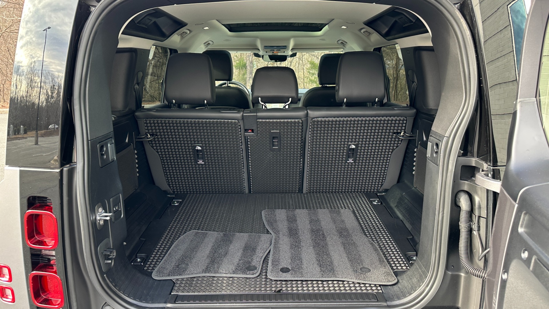 Used 2023 Land Rover Defender S / LED LIGHTS / AIR SUSPENSION / PANORAMIC ROOF / LEATHER / BLACK EXT TRIM for sale $79,999 at Formula Imports in Charlotte NC 28227 43