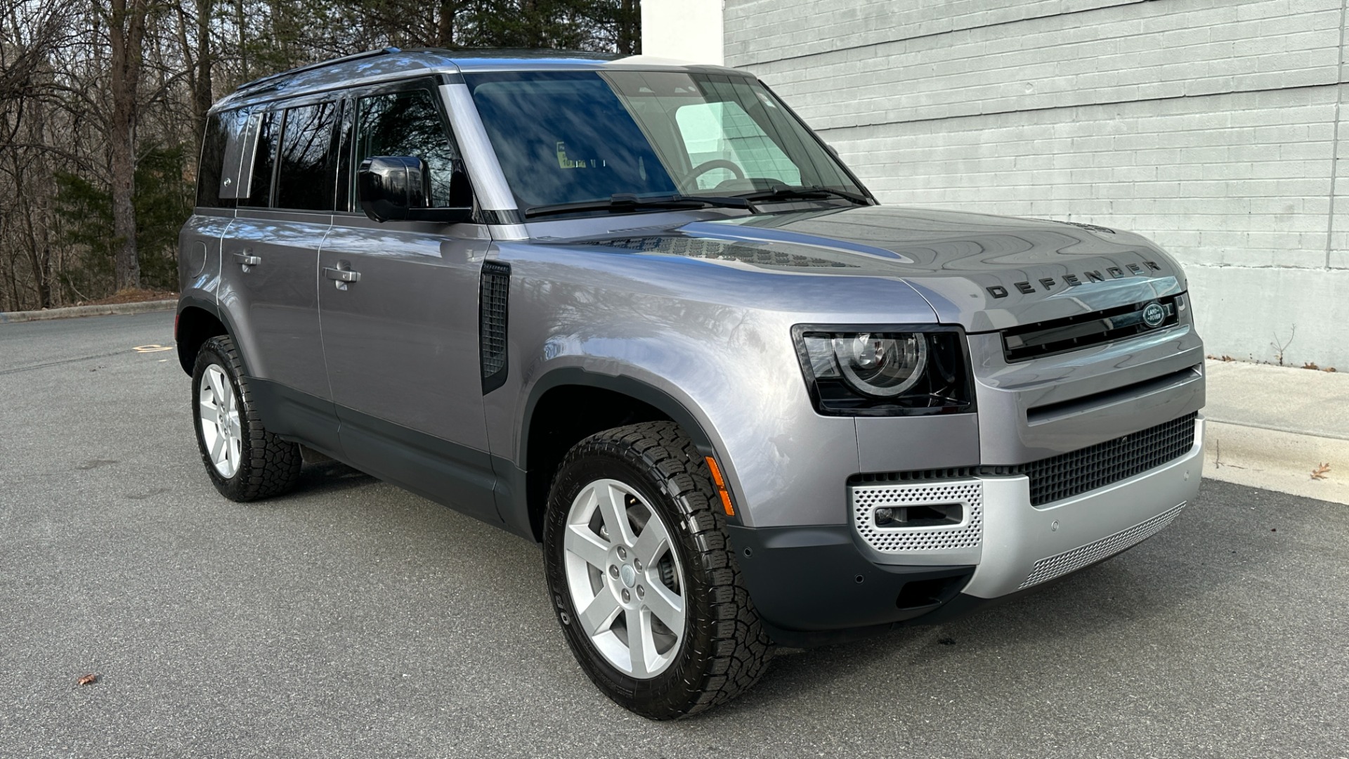 Used 2023 Land Rover Defender S / LED LIGHTS / AIR SUSPENSION / PANORAMIC ROOF / LEATHER / BLACK EXT TRIM for sale $79,999 at Formula Imports in Charlotte NC 28227 5