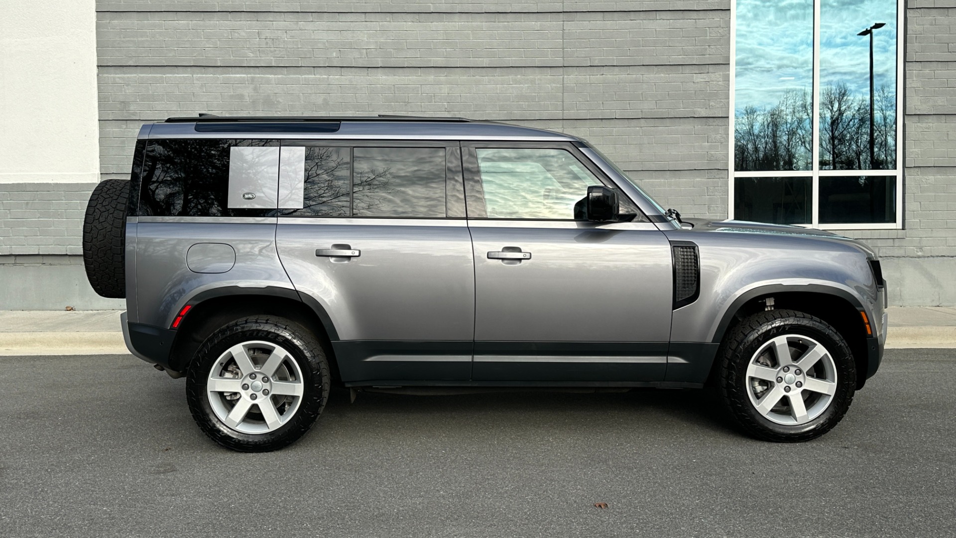 Used 2023 Land Rover Defender S / LED LIGHTS / AIR SUSPENSION / PANORAMIC ROOF / LEATHER / BLACK EXT TRIM for sale $79,999 at Formula Imports in Charlotte NC 28227 6