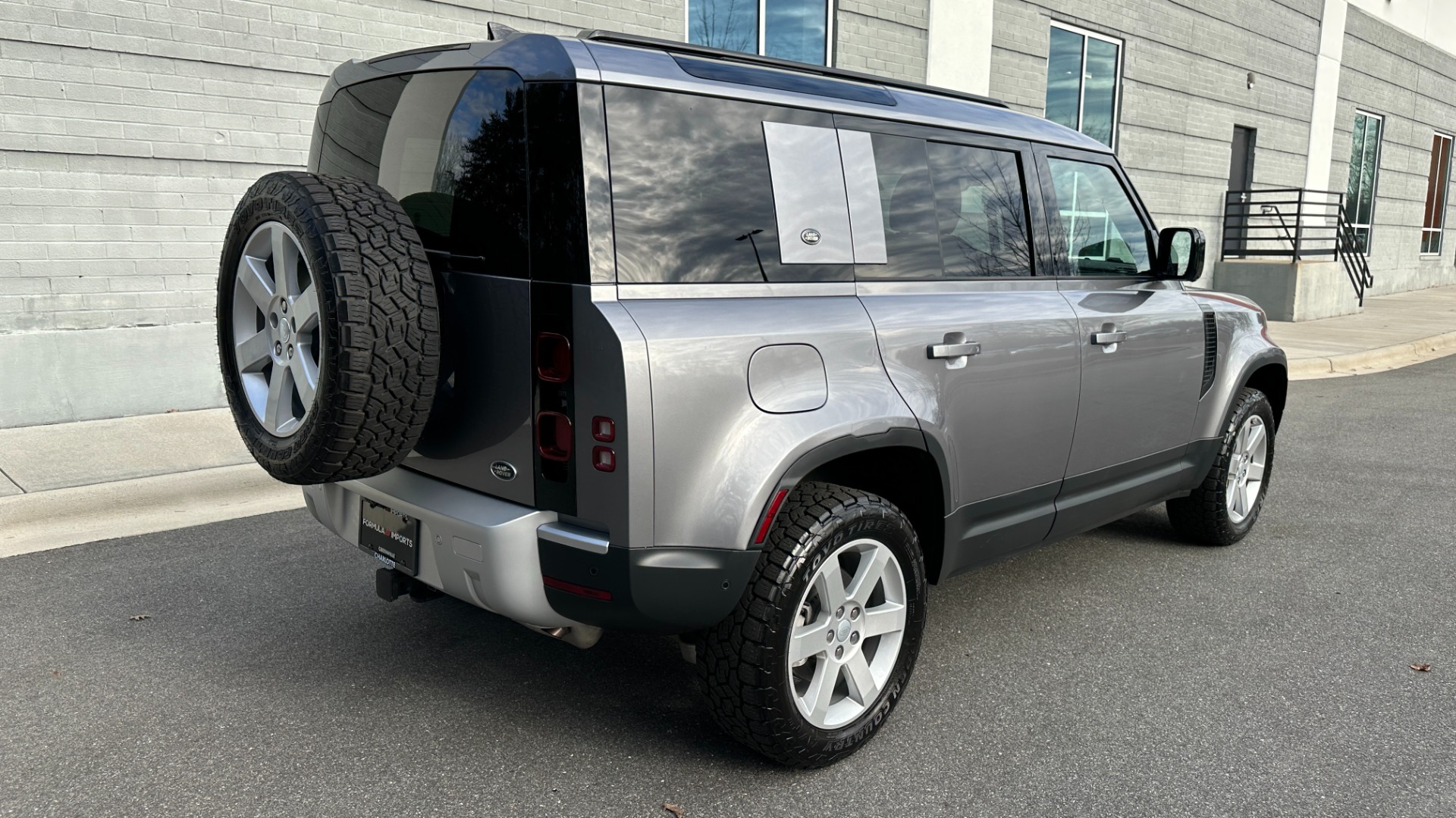 Used 2023 Land Rover Defender S / LED LIGHTS / AIR SUSPENSION / PANORAMIC ROOF / LEATHER / BLACK EXT TRIM for sale $79,999 at Formula Imports in Charlotte NC 28227 7