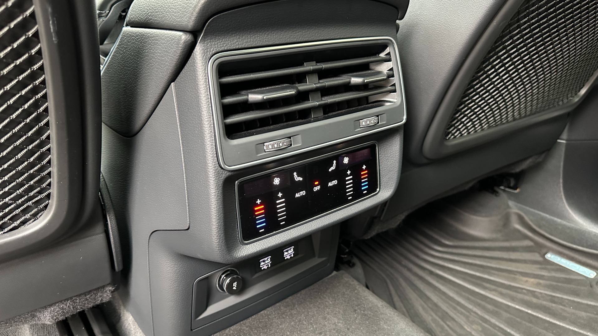 Used 2020 Audi SQ8 PREMIUM PLUS / BLACK OPTIC / CARBON FIBER / DIAMOND STITCH LEATHER for sale $78,995 at Formula Imports in Charlotte NC 28227 23