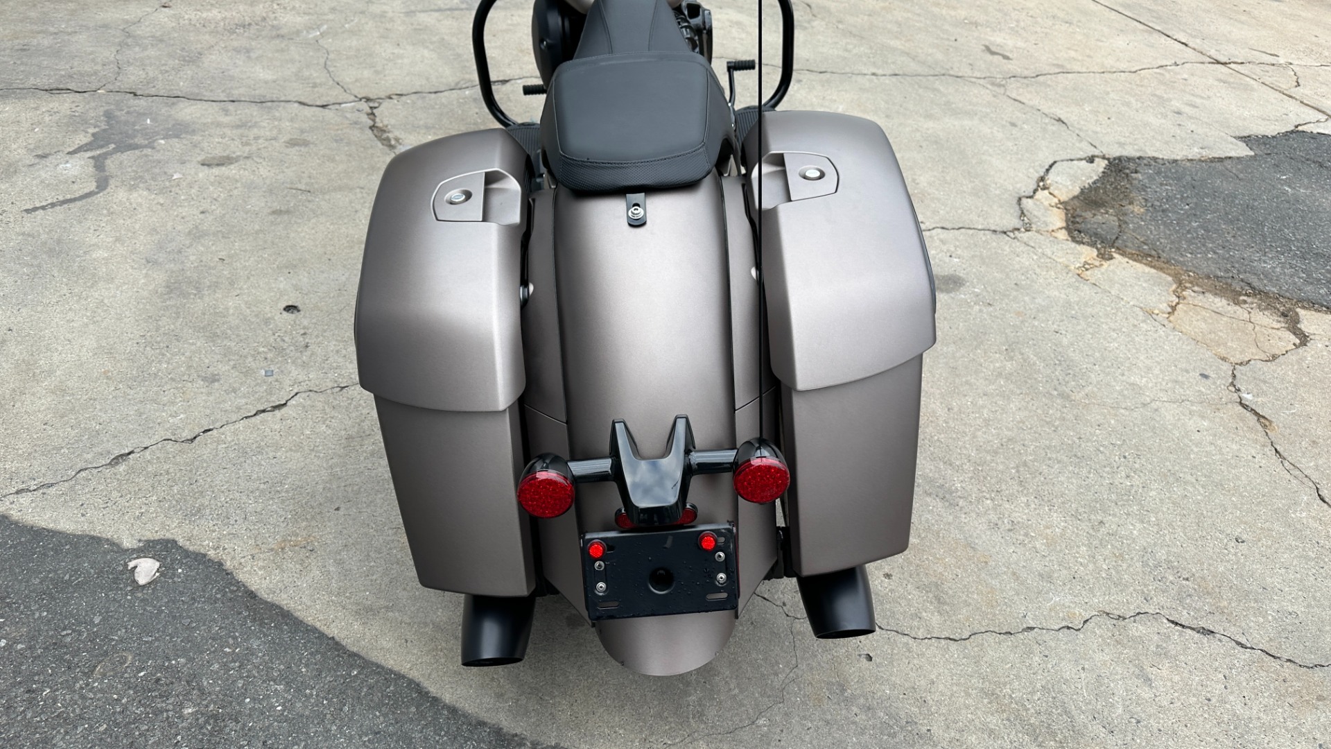 Used 2019 INDIAN CHIEFTAIN DARK HORSE / MATTE PAINT / LOW MILES / NAV / CRUISE CONTROL / TOUCHSCREEN for sale $23,999 at Formula Imports in Charlotte NC 28227 11
