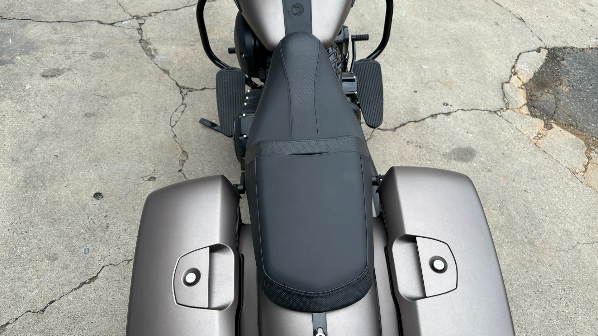 Used 2019 INDIAN CHIEFTAIN DARK HORSE / MATTE PAINT / LOW MILES / NAV / CRUISE CONTROL / TOUCHSCREEN for sale $23,999 at Formula Imports in Charlotte NC 28227 12