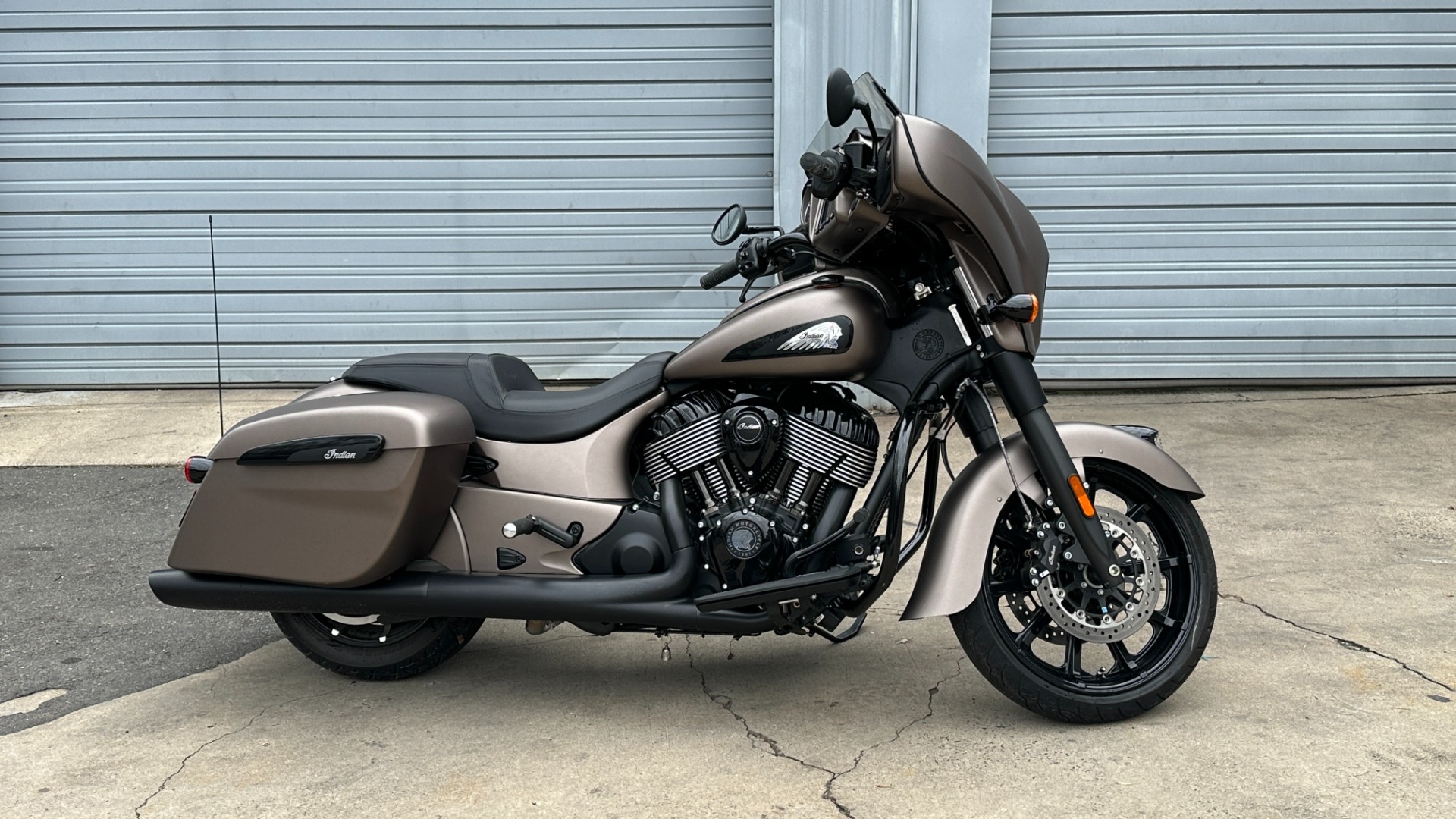 Used 2019 INDIAN CHIEFTAIN DARK HORSE / MATTE PAINT / LOW MILES / NAV / CRUISE CONTROL / TOUCHSCREEN for sale $23,999 at Formula Imports in Charlotte NC 28227 2