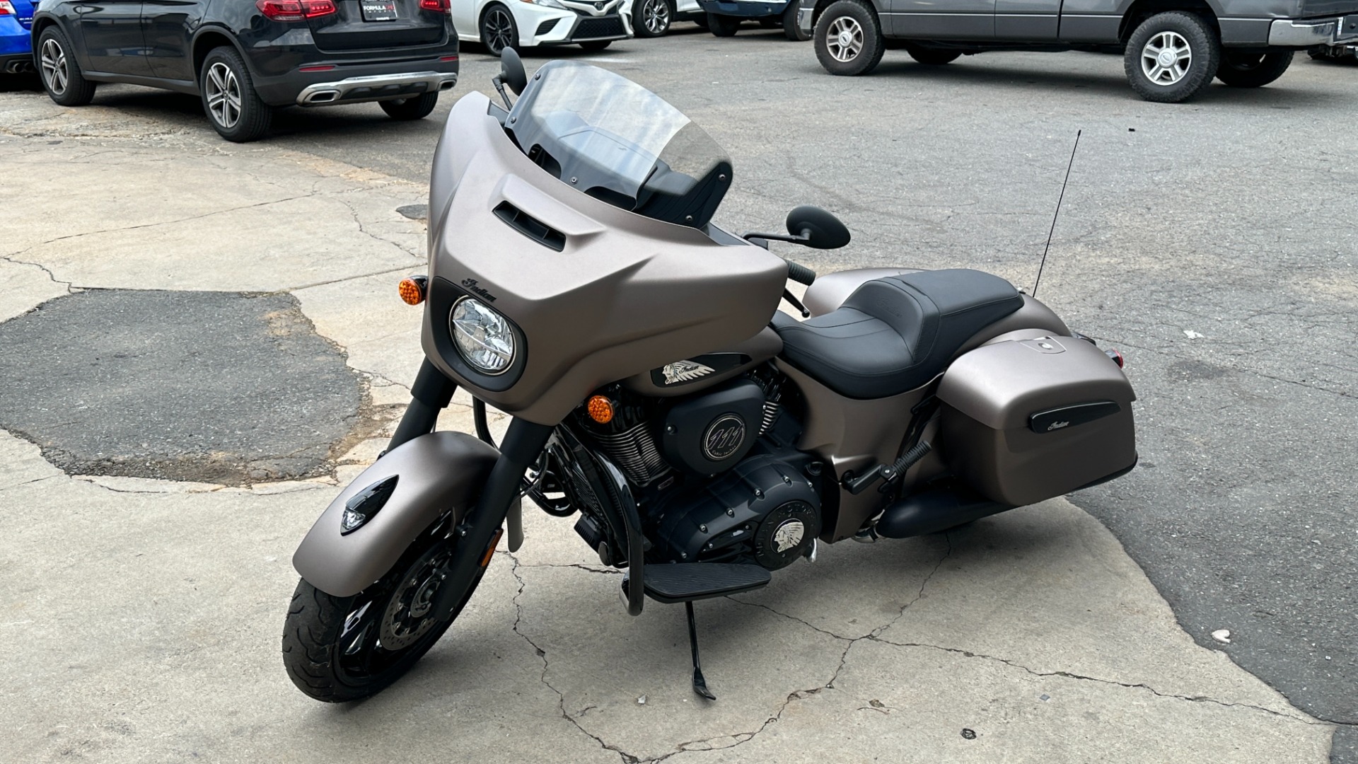 Used 2019 INDIAN CHIEFTAIN DARK HORSE / MATTE PAINT / LOW MILES / NAV / CRUISE CONTROL / TOUCHSCREEN for sale $23,999 at Formula Imports in Charlotte NC 28227 4