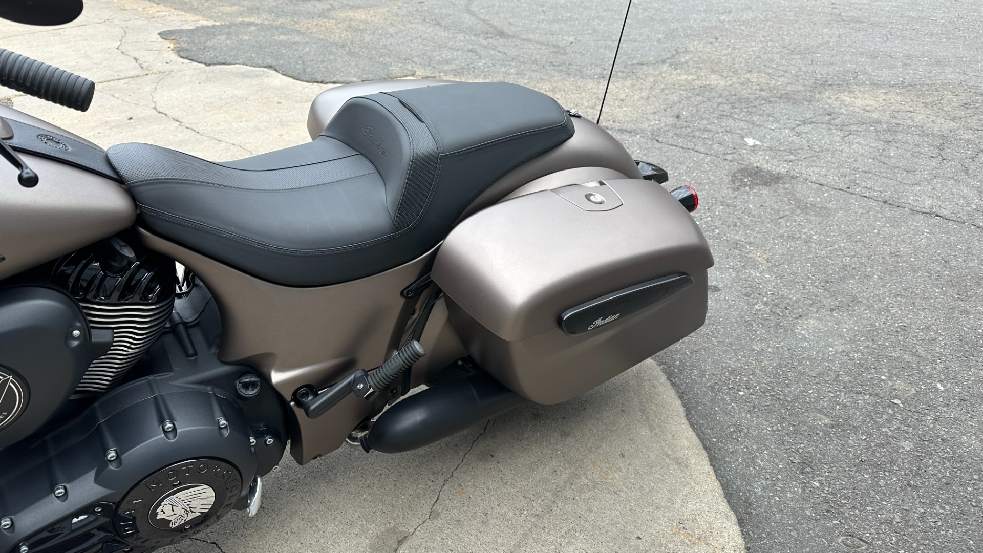 Used 2019 INDIAN CHIEFTAIN DARK HORSE / MATTE PAINT / LOW MILES / NAV / CRUISE CONTROL / TOUCHSCREEN for sale $23,999 at Formula Imports in Charlotte NC 28227 5