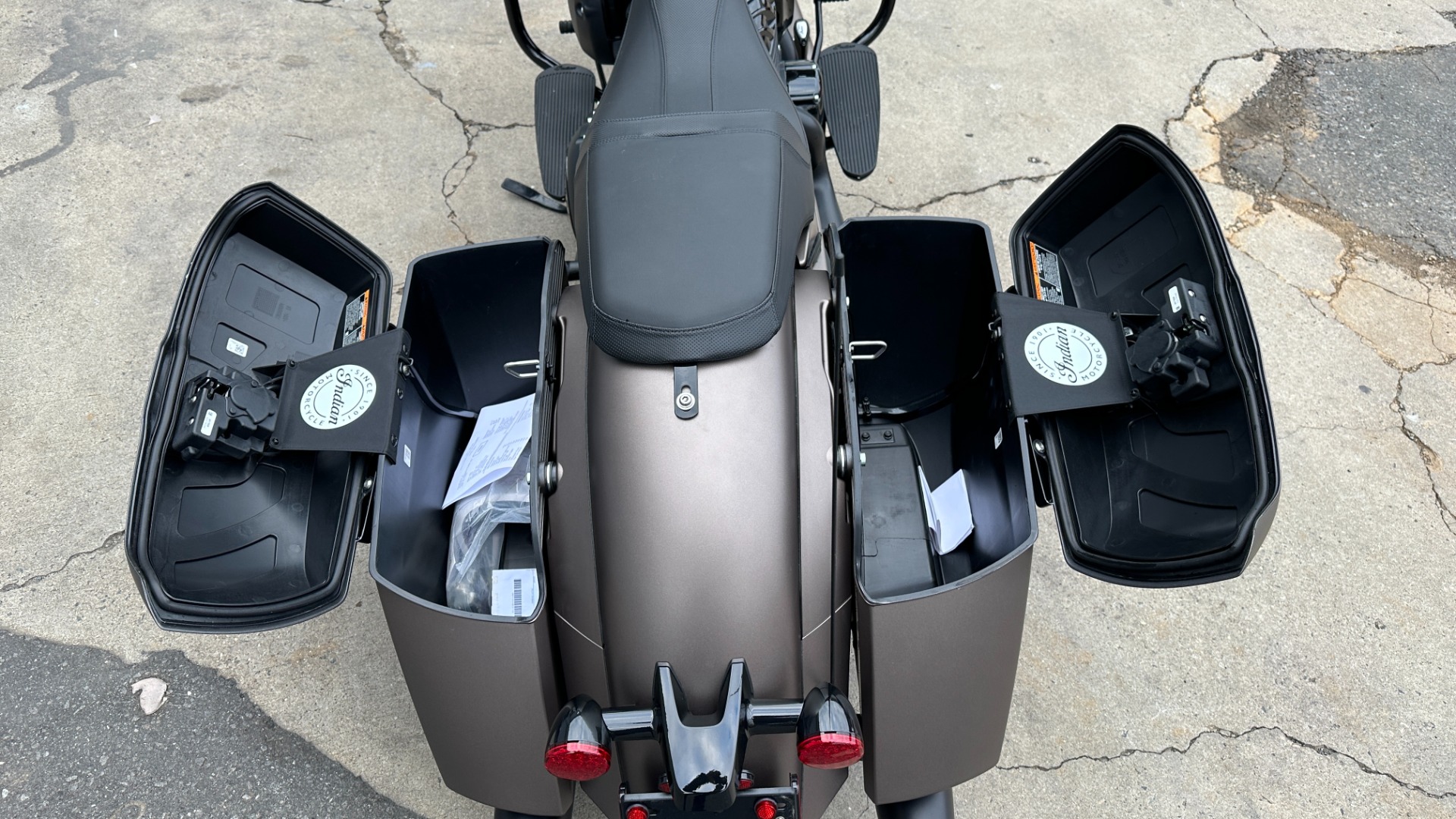 Used 2019 INDIAN CHIEFTAIN DARK HORSE / MATTE PAINT / LOW MILES / NAV / CRUISE CONTROL / TOUCHSCREEN for sale $23,999 at Formula Imports in Charlotte NC 28227 6