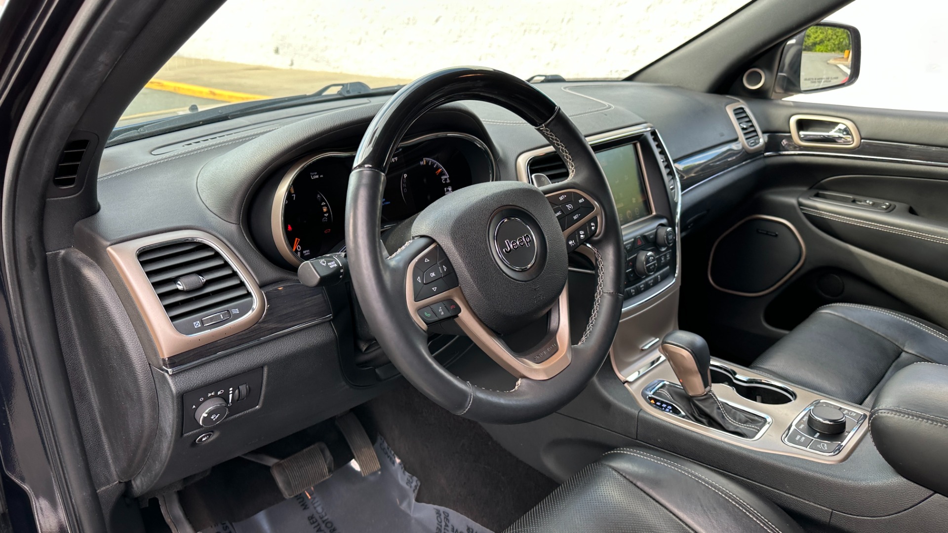 Used 2016 Jeep Grand Cherokee OVERLAND / 5.7L V8 ENGINE / 4WD / HARMAN KARDON for sale $24,495 at Formula Imports in Charlotte NC 28227 11