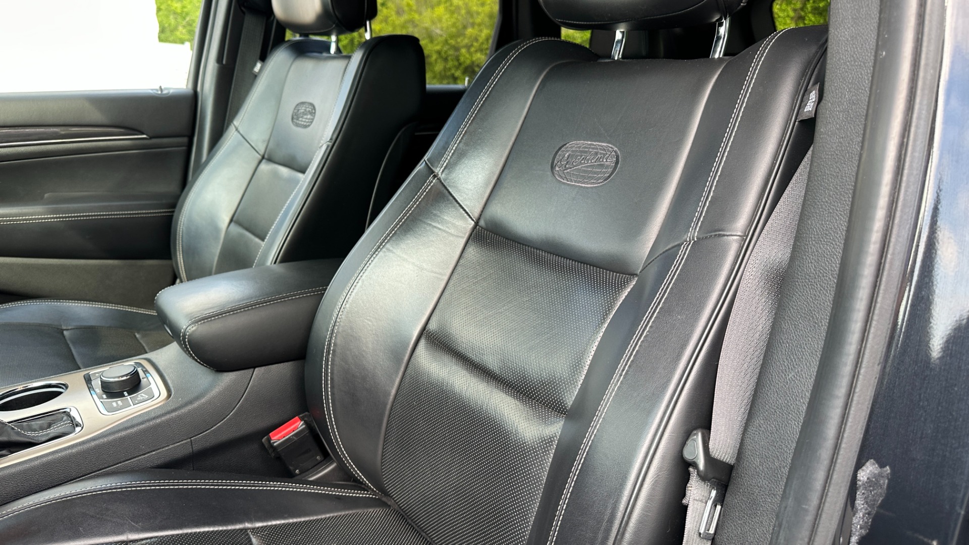 Used 2016 Jeep Grand Cherokee OVERLAND / 5.7L V8 ENGINE / 4WD / HARMAN KARDON for sale $24,495 at Formula Imports in Charlotte NC 28227 13