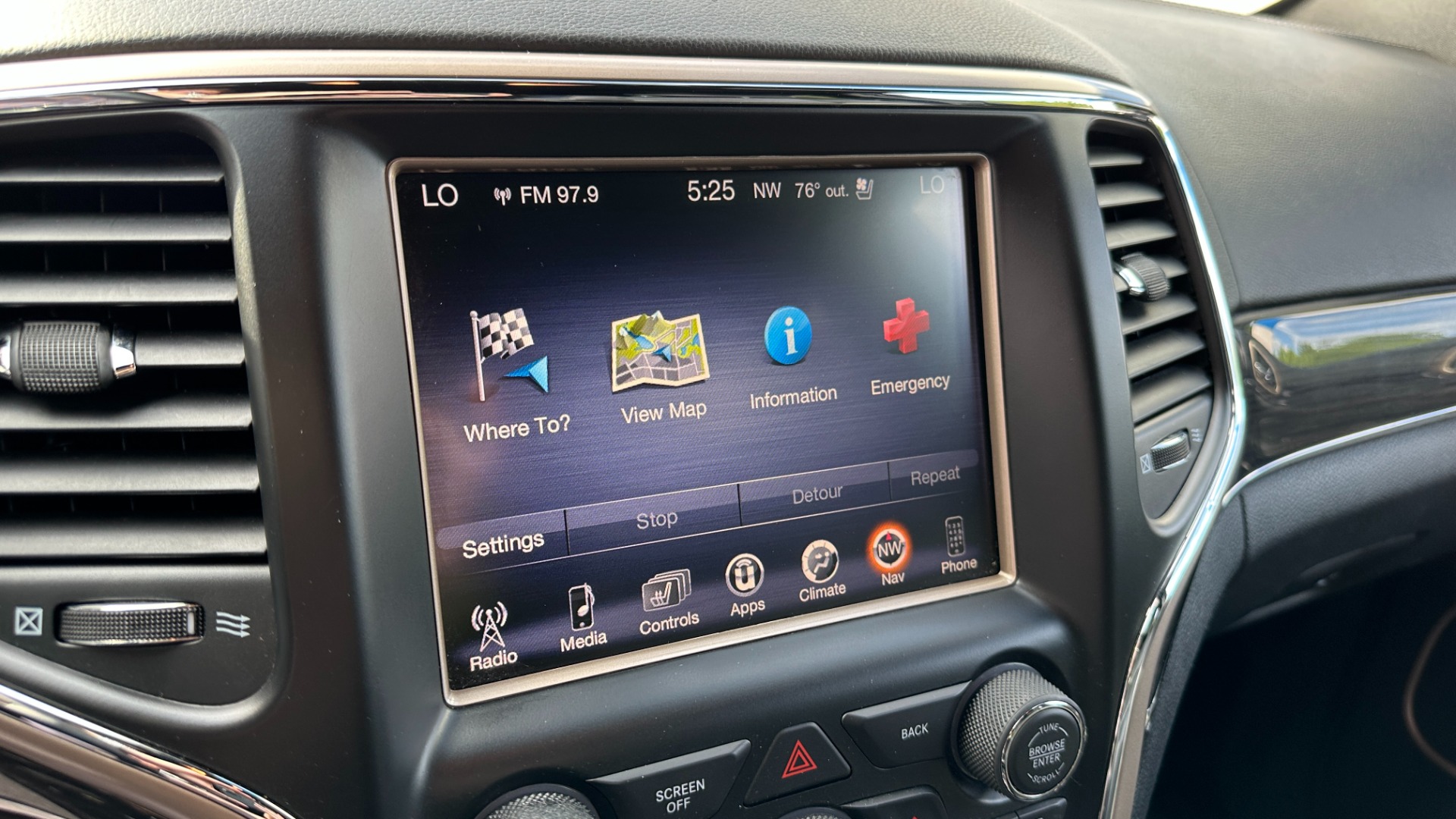 Used 2016 Jeep Grand Cherokee OVERLAND / 5.7L V8 ENGINE / 4WD / HARMAN KARDON for sale $24,495 at Formula Imports in Charlotte NC 28227 18