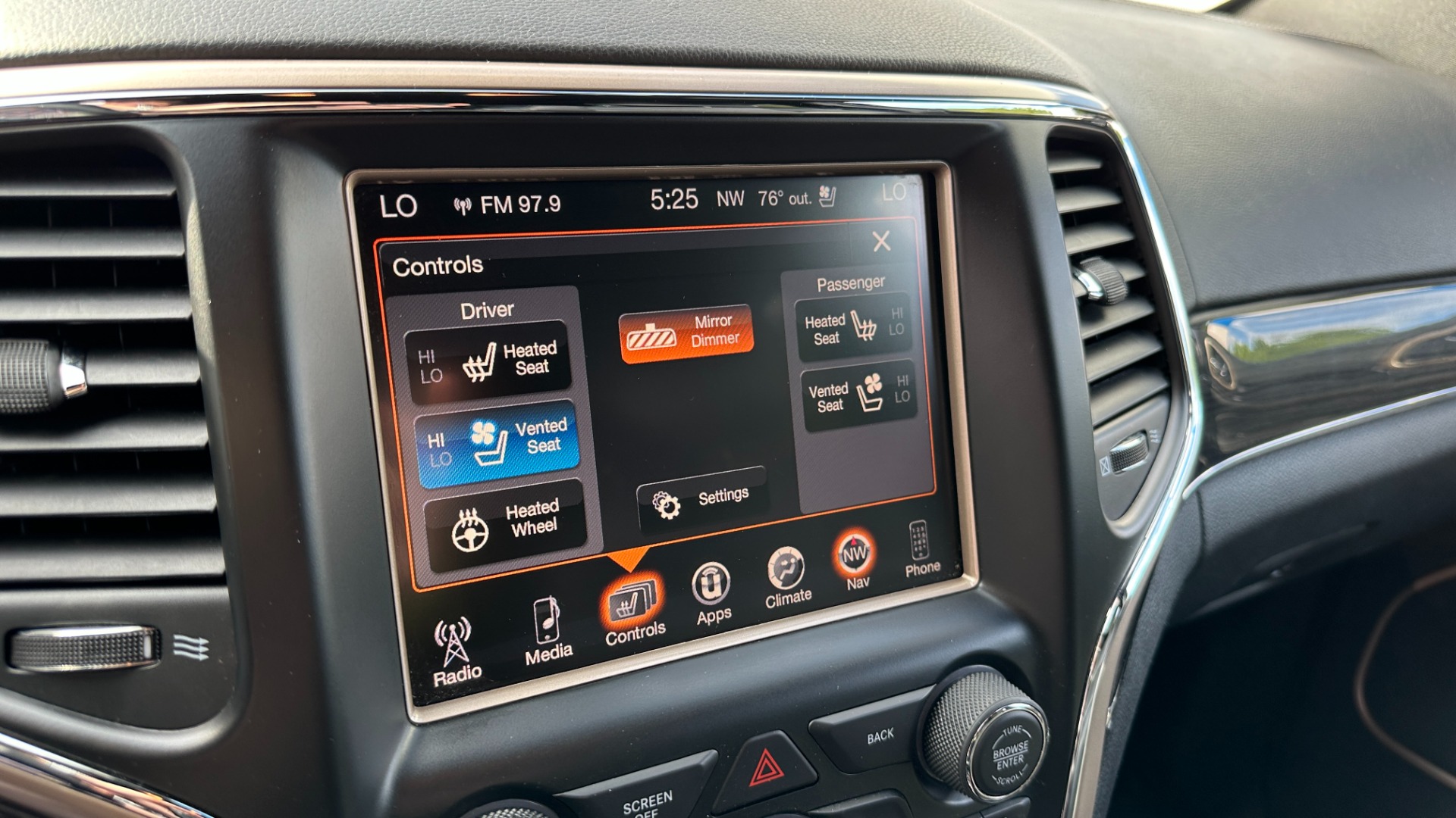 Used 2016 Jeep Grand Cherokee OVERLAND / 5.7L V8 ENGINE / 4WD / HARMAN KARDON for sale $24,495 at Formula Imports in Charlotte NC 28227 19