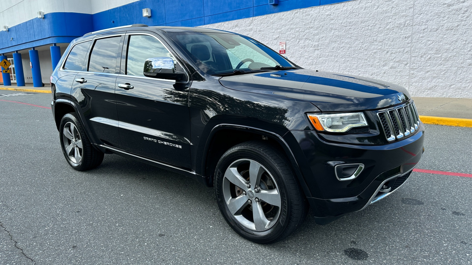 Used 2016 Jeep Grand Cherokee OVERLAND / 5.7L V8 ENGINE / 4WD / HARMAN KARDON for sale $24,495 at Formula Imports in Charlotte NC 28227 2