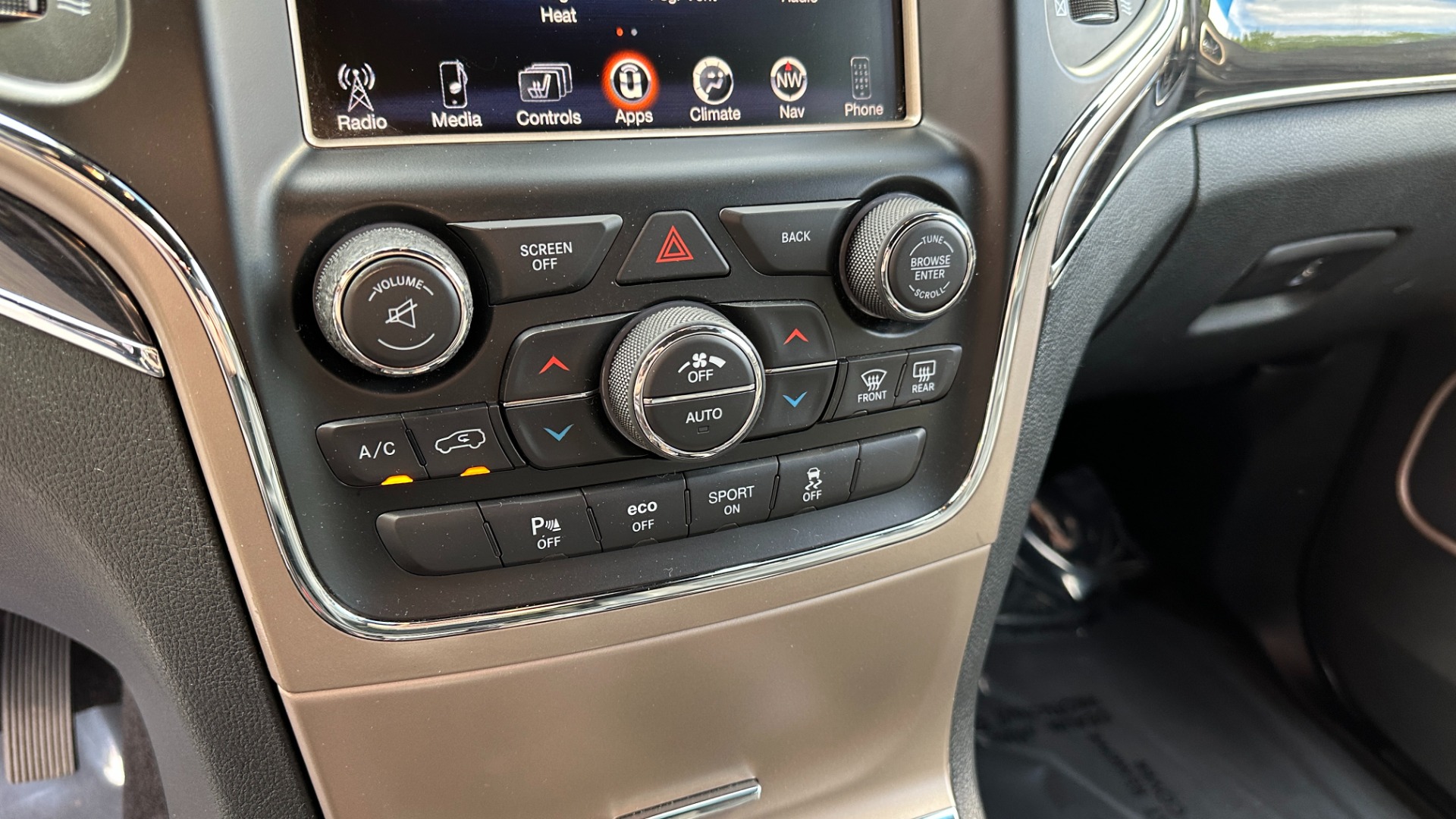 Used 2016 Jeep Grand Cherokee OVERLAND / 5.7L V8 ENGINE / 4WD / HARMAN KARDON for sale $24,495 at Formula Imports in Charlotte NC 28227 21