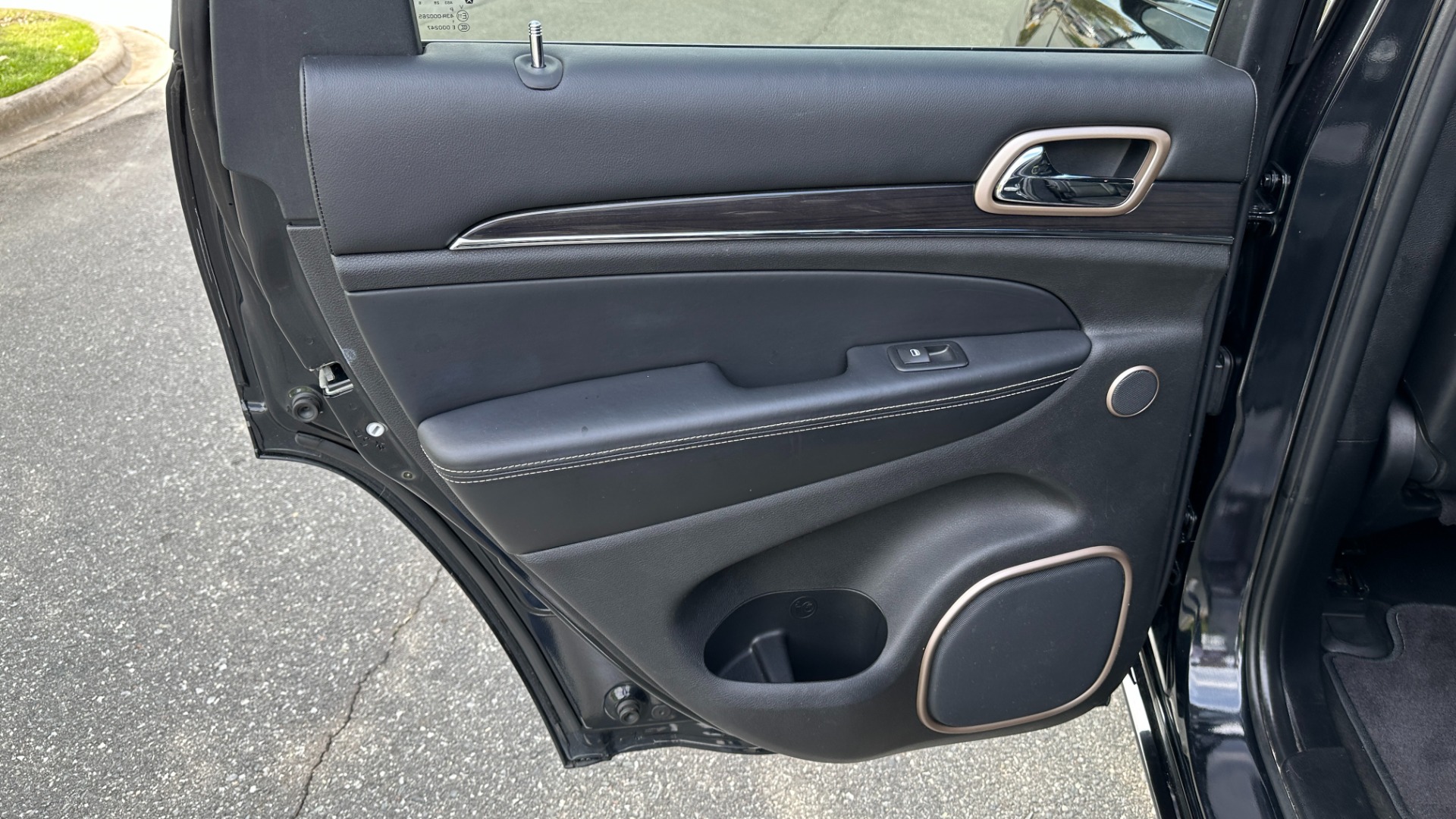 Used 2016 Jeep Grand Cherokee OVERLAND / 5.7L V8 ENGINE / 4WD / HARMAN KARDON for sale Sold at Formula Imports in Charlotte NC 28227 24