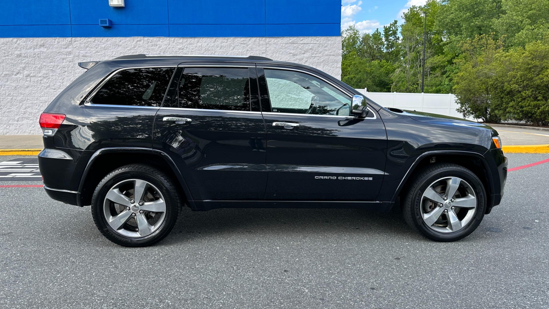 Used 2016 Jeep Grand Cherokee OVERLAND / 5.7L V8 ENGINE / 4WD / HARMAN KARDON for sale $24,495 at Formula Imports in Charlotte NC 28227 3