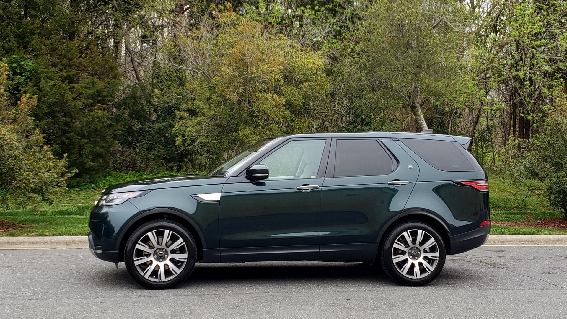Used 2017 Land Rover DISCOVERY HSE LUXURY / 4WD / NAV / VISION ASST / DRIVE PKG / MERIDIAN for sale Sold at Formula Imports in Charlotte NC 28227 3