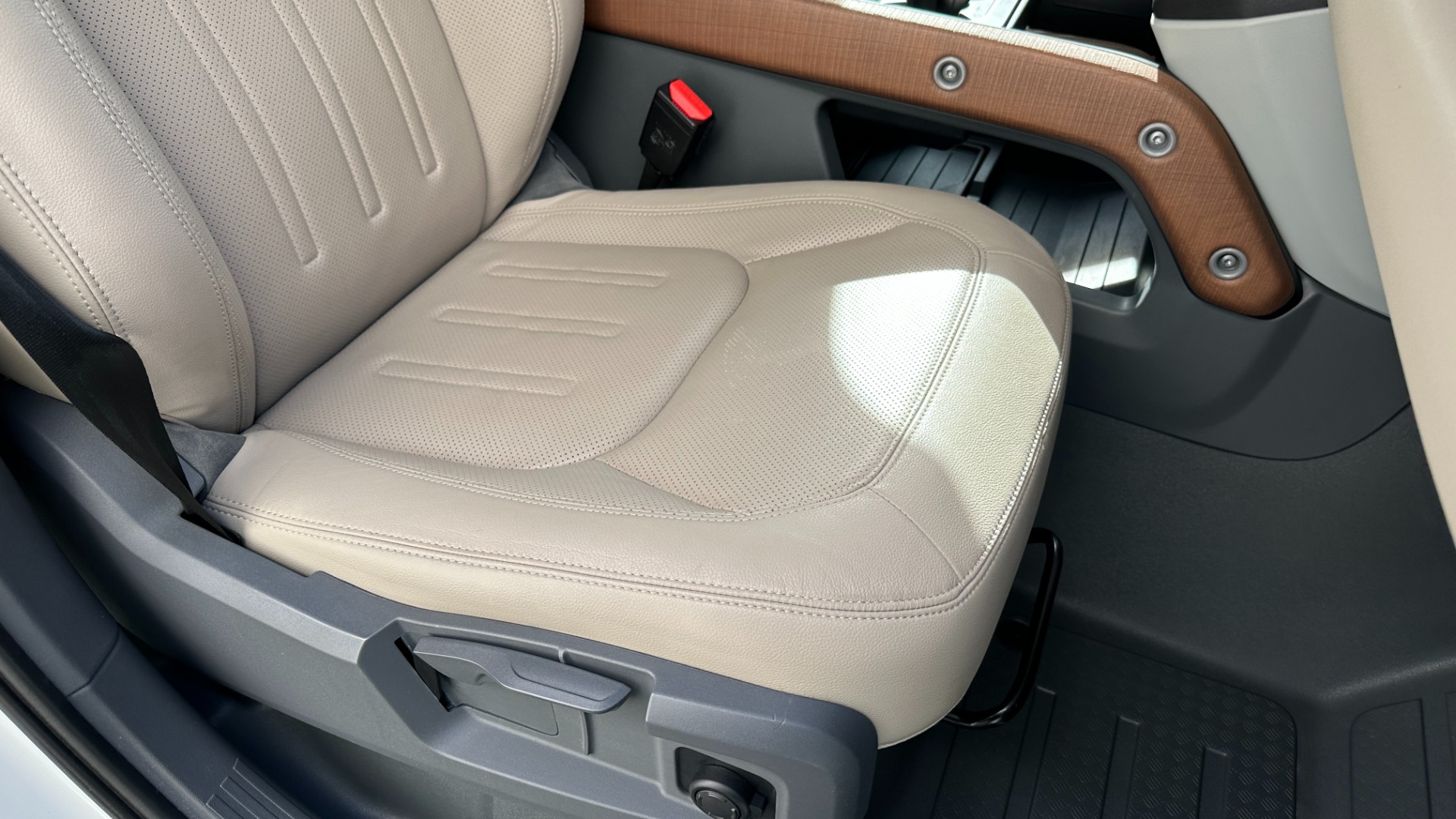 Used 2021 Land Rover Defender S / 3 ROW SEATING / COLD CLIMATE PKG / CONVENIENCE / PANORAMIC ROOF for sale Sold at Formula Imports in Charlotte NC 28227 12