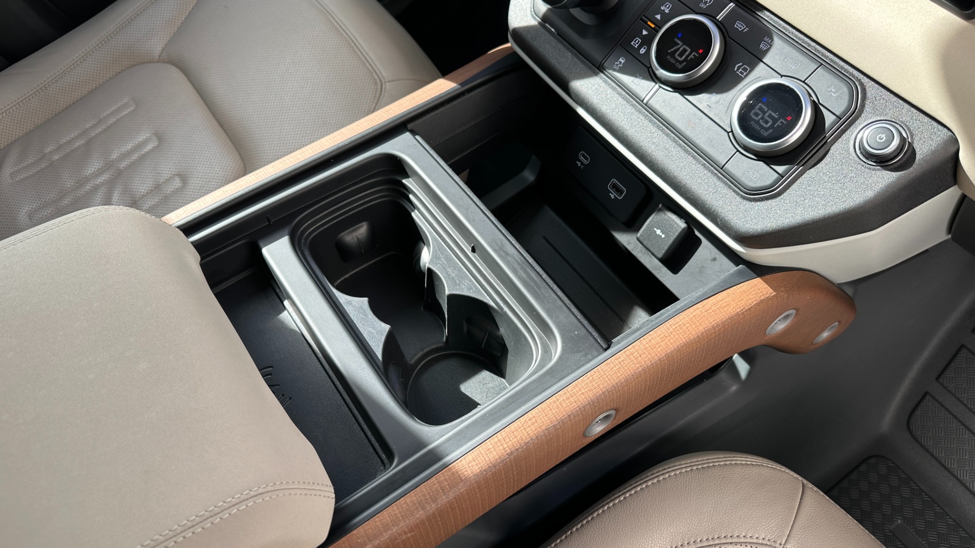 Used 2021 Land Rover Defender S / 3 ROW SEATING / COLD CLIMATE PKG / CONVENIENCE / PANORAMIC ROOF for sale Sold at Formula Imports in Charlotte NC 28227 15