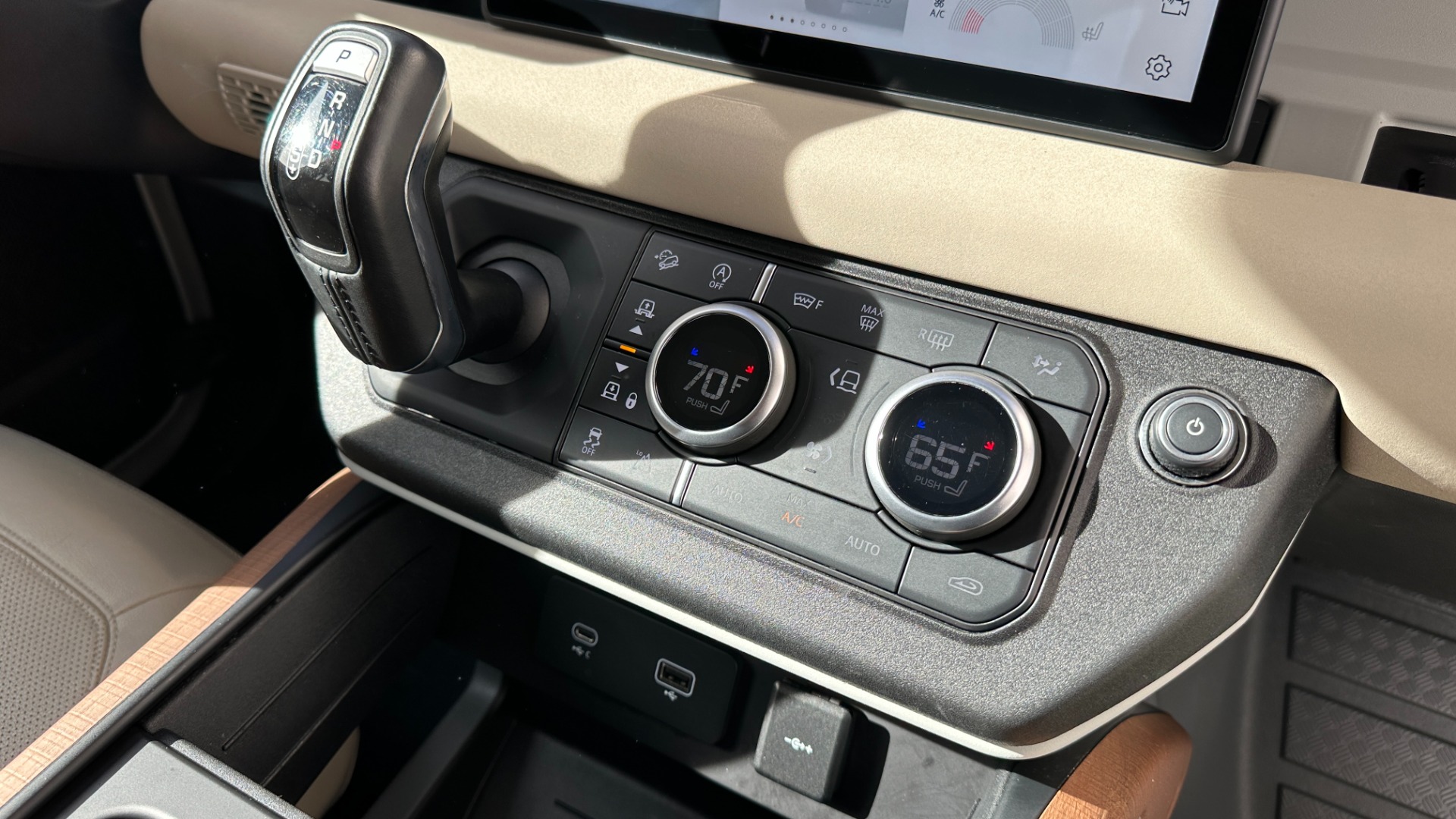 Used 2021 Land Rover Defender S / 3 ROW SEATING / COLD CLIMATE PKG / CONVENIENCE / PANORAMIC ROOF for sale Sold at Formula Imports in Charlotte NC 28227 16