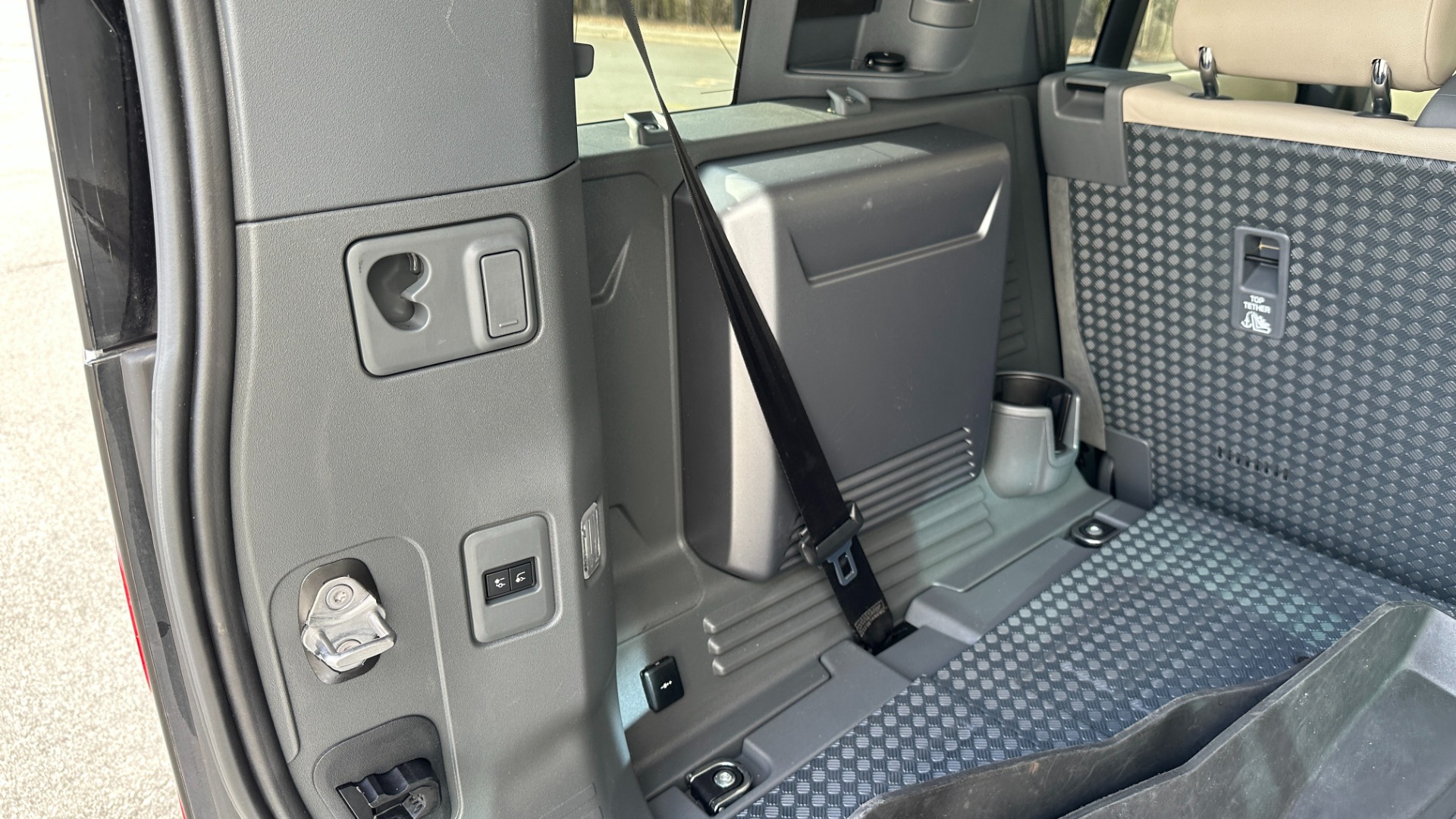 Used 2021 Land Rover Defender S / 3 ROW SEATING / COLD CLIMATE PKG / CONVENIENCE / PANORAMIC ROOF for sale Sold at Formula Imports in Charlotte NC 28227 27