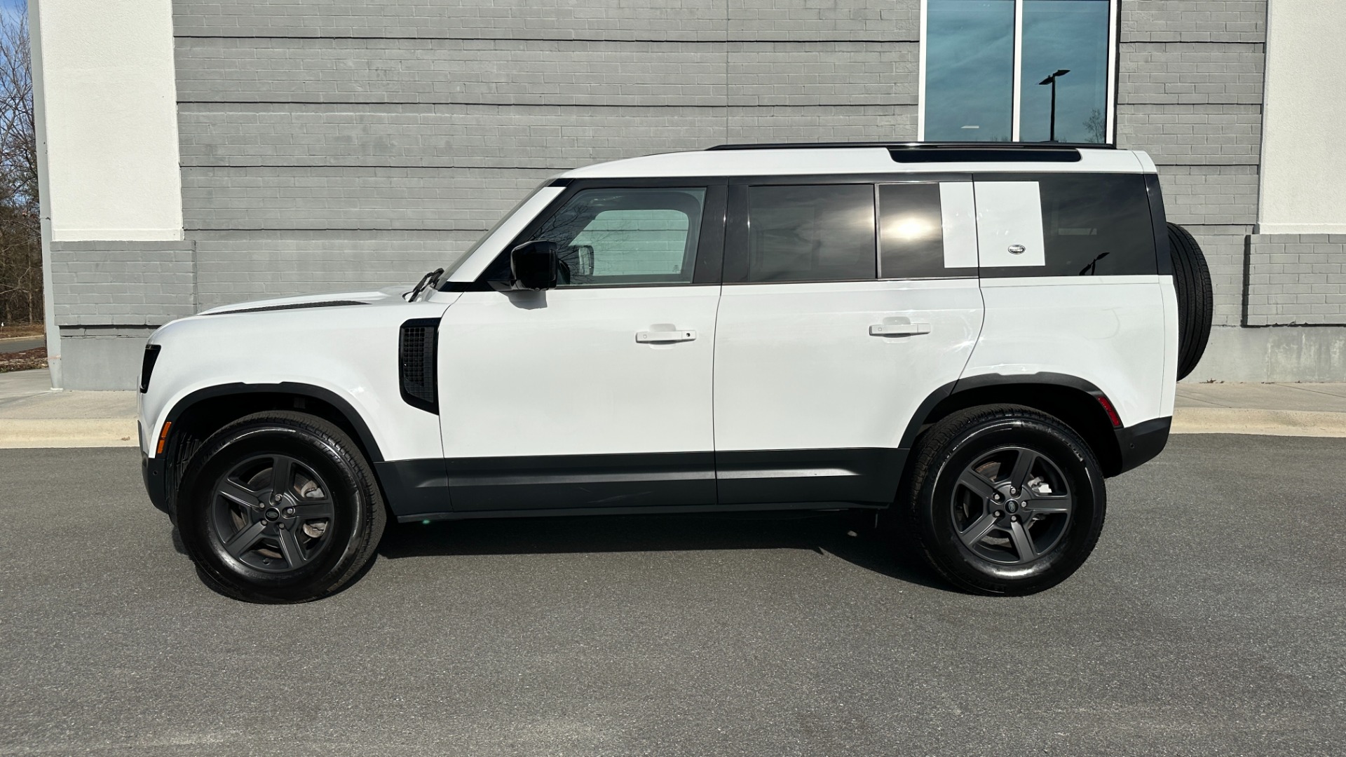 Used 2021 Land Rover Defender S / 3 ROW SEATING / COLD CLIMATE PKG / CONVENIENCE / PANORAMIC ROOF for sale Sold at Formula Imports in Charlotte NC 28227 3