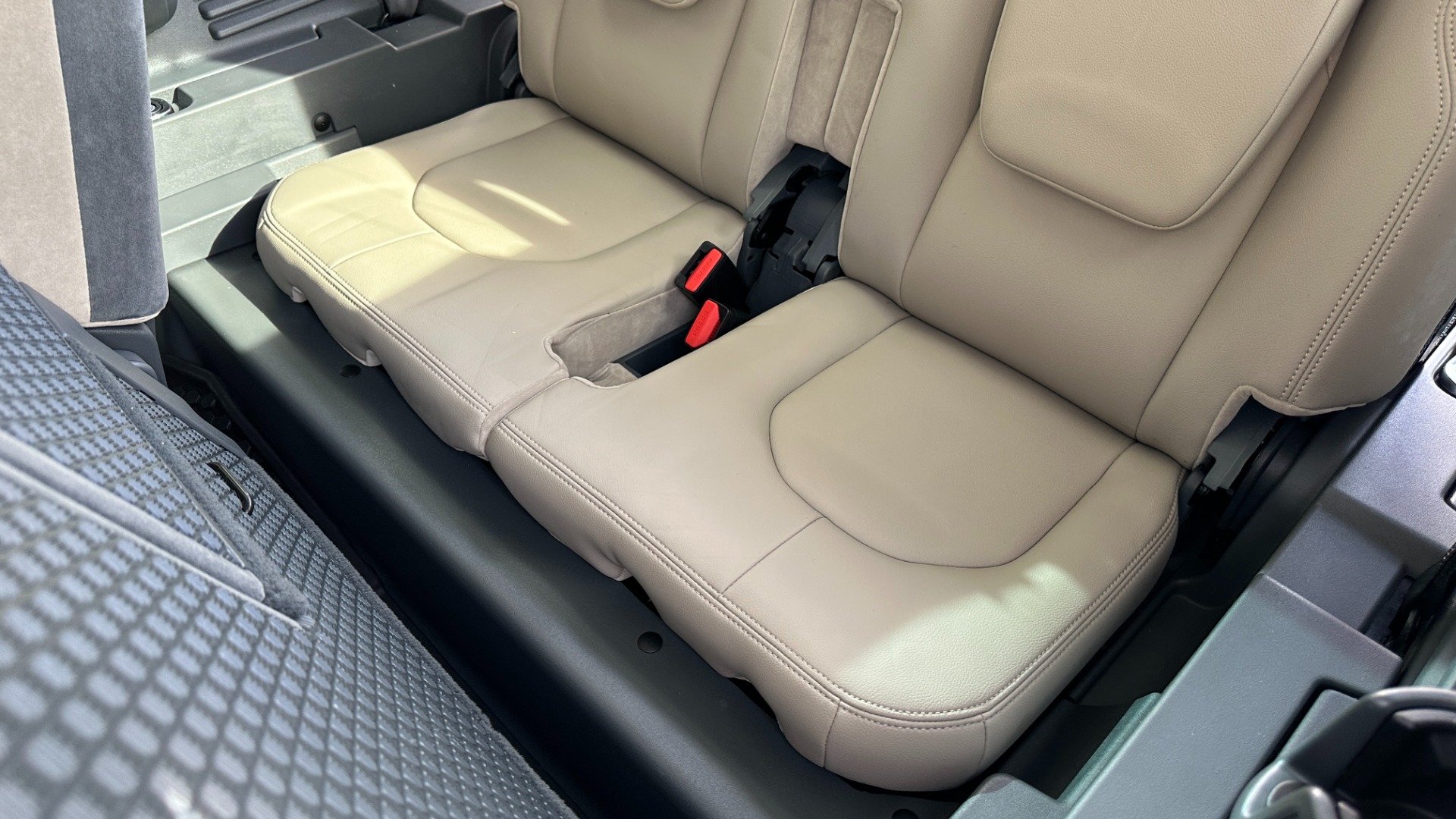 Used 2021 Land Rover Defender S / 3 ROW SEATING / COLD CLIMATE PKG / CONVENIENCE / PANORAMIC ROOF for sale Sold at Formula Imports in Charlotte NC 28227 32