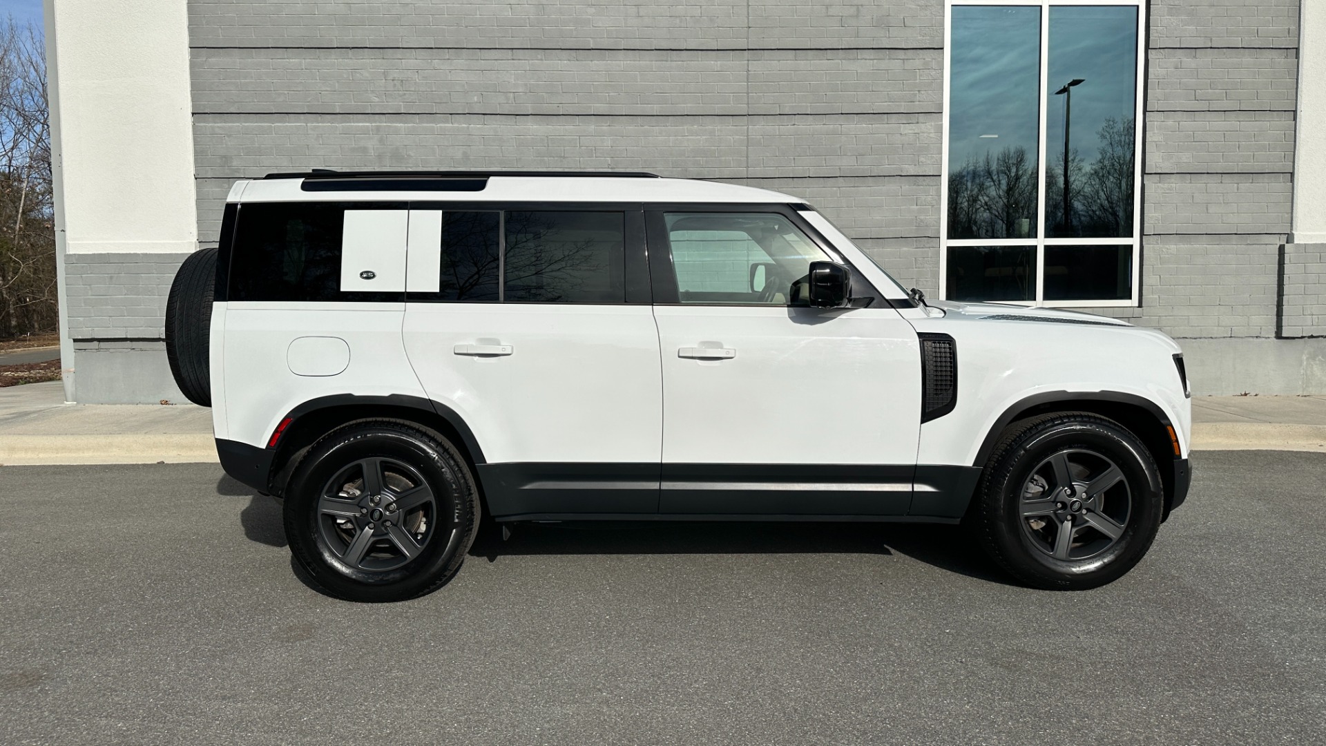 Used 2021 Land Rover Defender S / 3 ROW SEATING / COLD CLIMATE PKG / CONVENIENCE / PANORAMIC ROOF for sale Sold at Formula Imports in Charlotte NC 28227 6