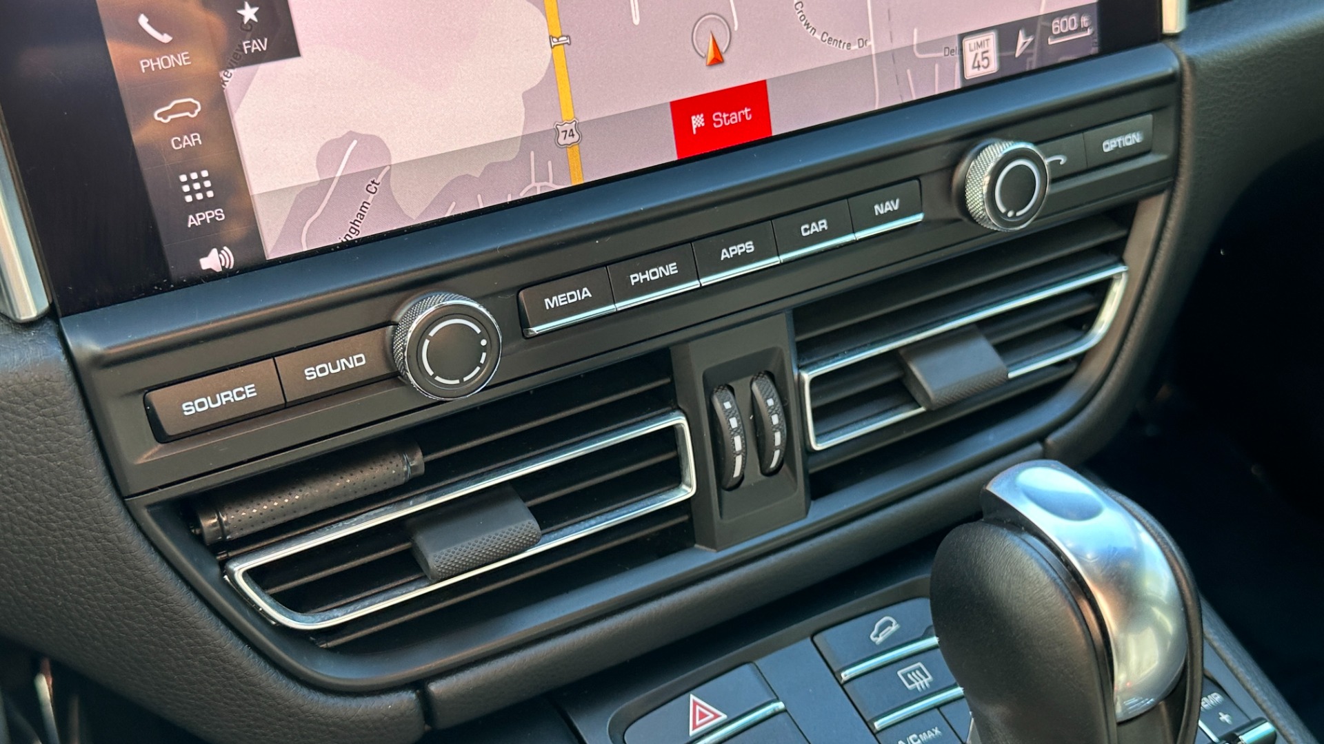2020 Porsche Macan photo 13