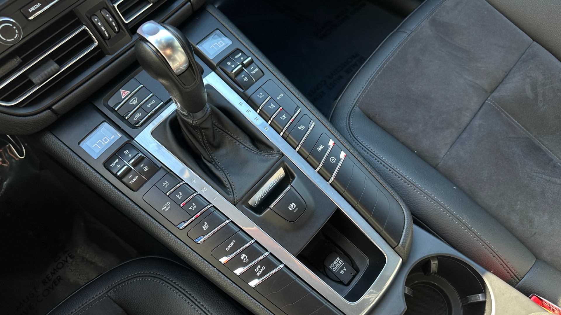 Used 2020 Porsche Macan PREMIUM PACKAGE / GLOSS BLACK TRIM / LANE ASSIST / 18IN MACAN S WHEELS for sale $44,995 at Formula Imports in Charlotte NC 28227 19
