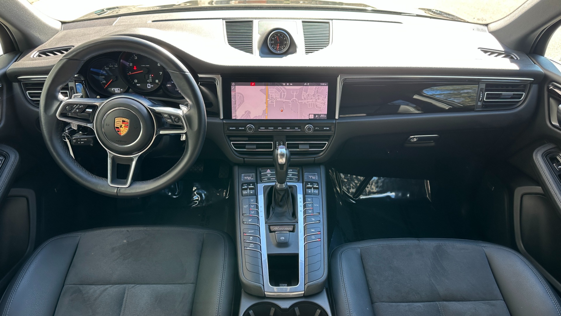 Used 2020 Porsche Macan PREMIUM PACKAGE / GLOSS BLACK TRIM / LANE ASSIST / 18IN MACAN S WHEELS for sale Sold at Formula Imports in Charlotte NC 28227 24