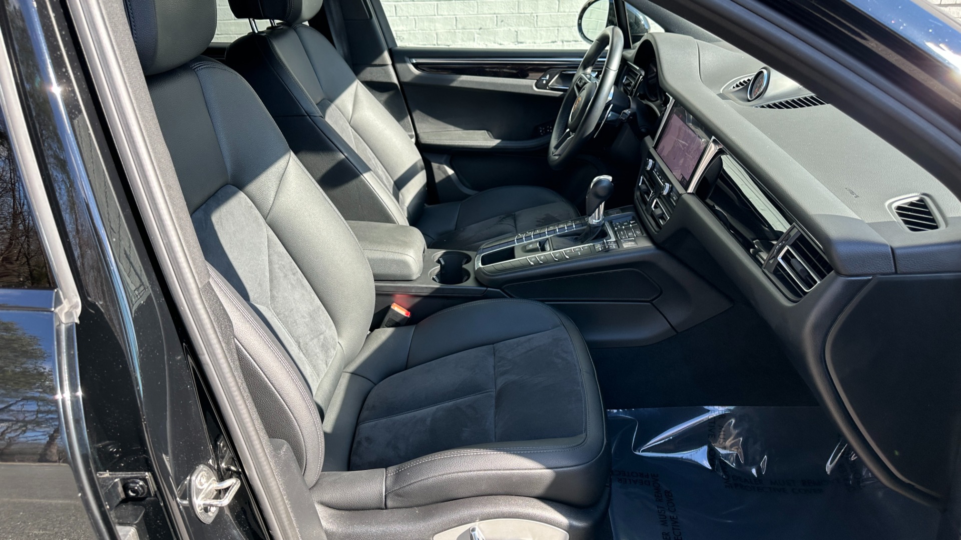 Used 2020 Porsche Macan PREMIUM PACKAGE / GLOSS BLACK TRIM / LANE ASSIST / 18IN MACAN S WHEELS for sale Sold at Formula Imports in Charlotte NC 28227 29