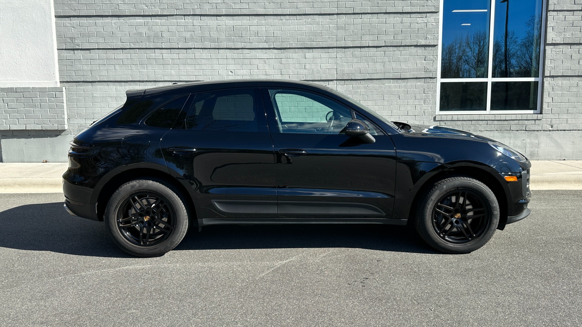 Used 2020 Porsche Macan PREMIUM PACKAGE / GLOSS BLACK TRIM / LANE ASSIST / 18IN MACAN S WHEELS for sale Sold at Formula Imports in Charlotte NC 28227 3