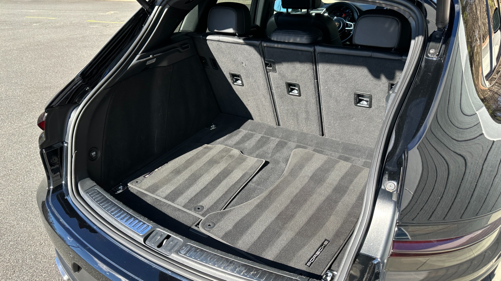 Used 2020 Porsche Macan PREMIUM PACKAGE / GLOSS BLACK TRIM / LANE ASSIST / 18IN MACAN S WHEELS for sale $44,995 at Formula Imports in Charlotte NC 28227 37