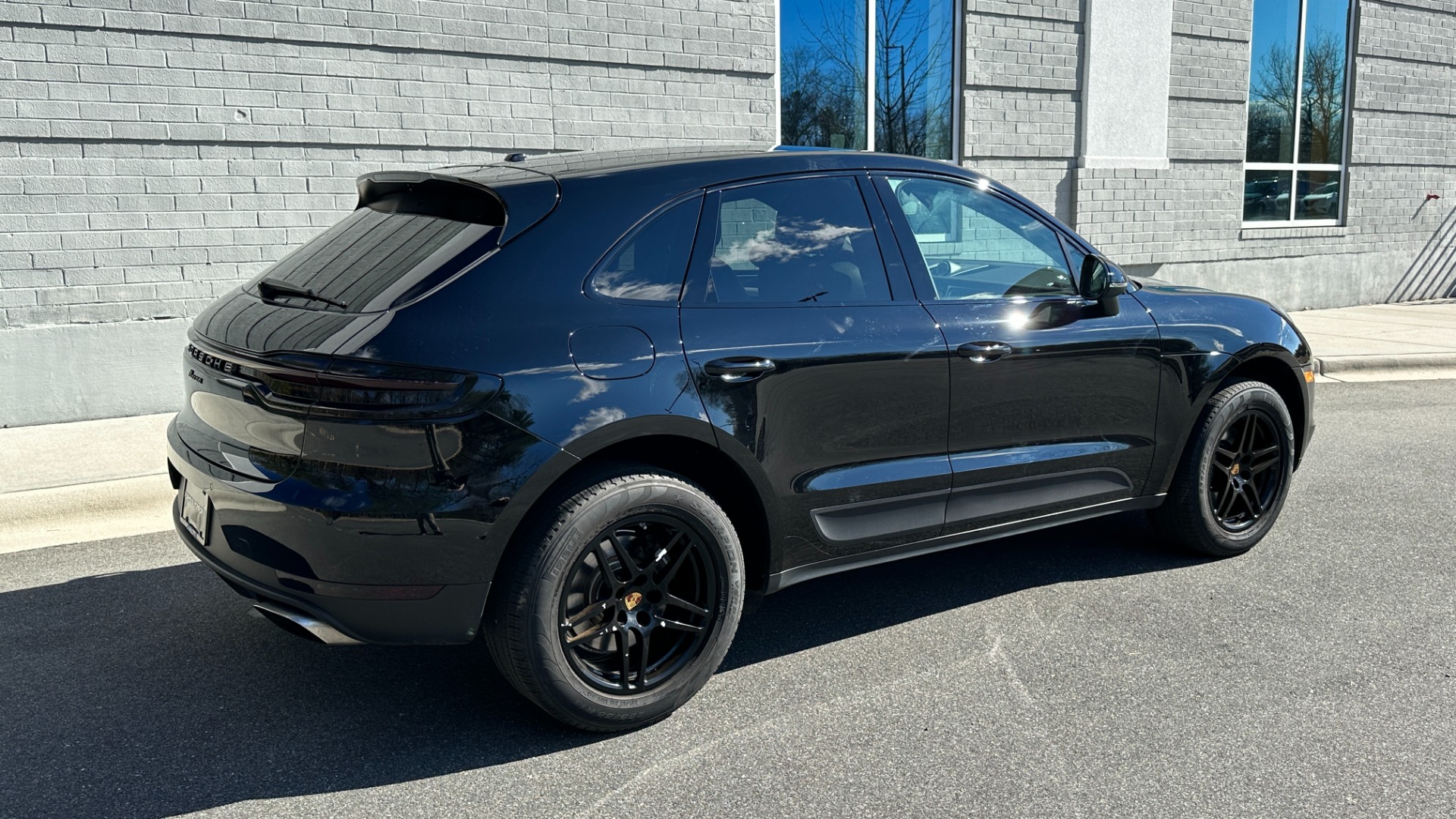 Used 2020 Porsche Macan PREMIUM PACKAGE / GLOSS BLACK TRIM / LANE ASSIST / 18IN MACAN S WHEELS for sale Sold at Formula Imports in Charlotte NC 28227 4