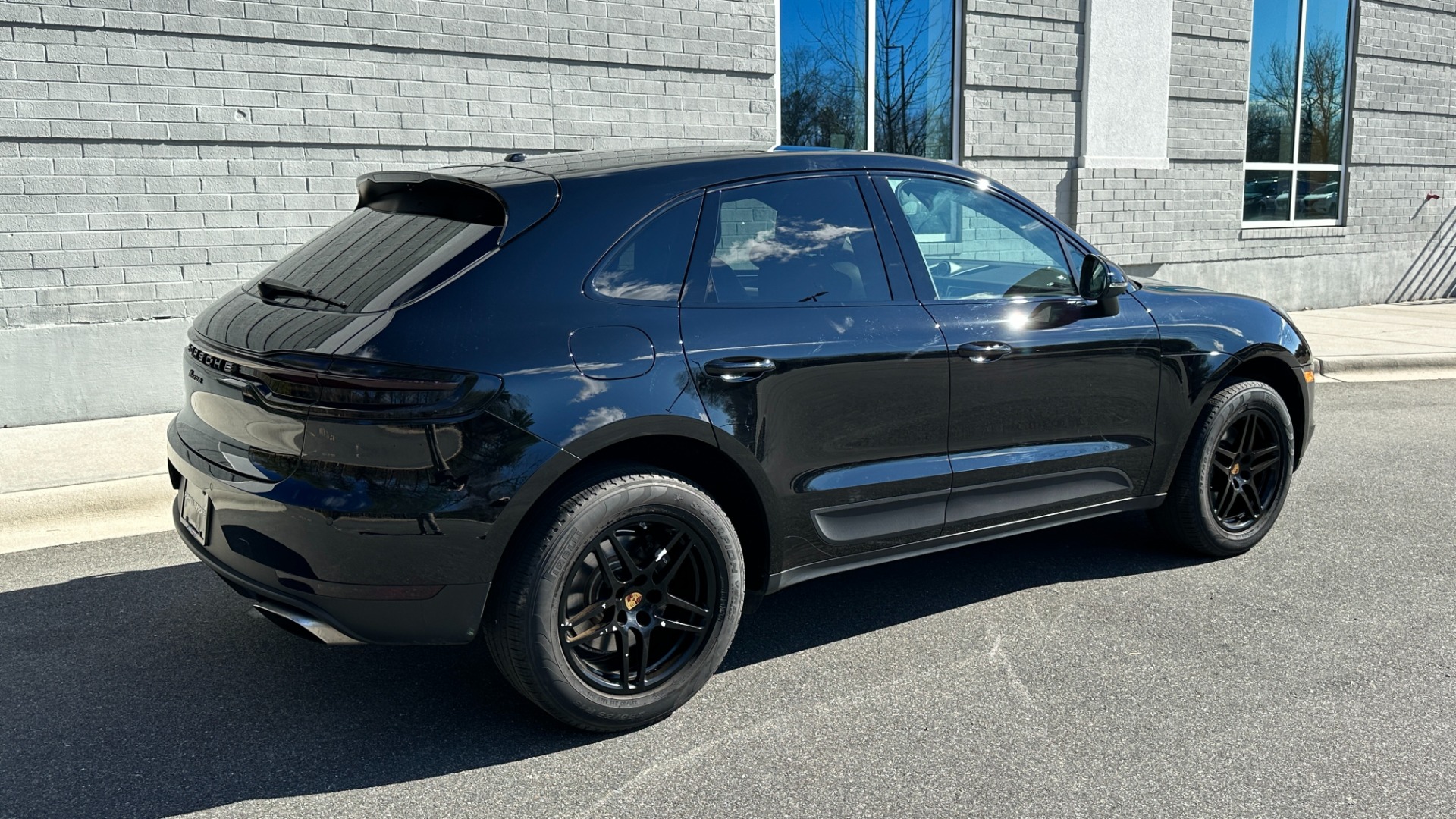 Used 2020 Porsche Macan PREMIUM PACKAGE / GLOSS BLACK TRIM / LANE ASSIST / 18IN MACAN S WHEELS for sale $44,995 at Formula Imports in Charlotte NC 28227 4