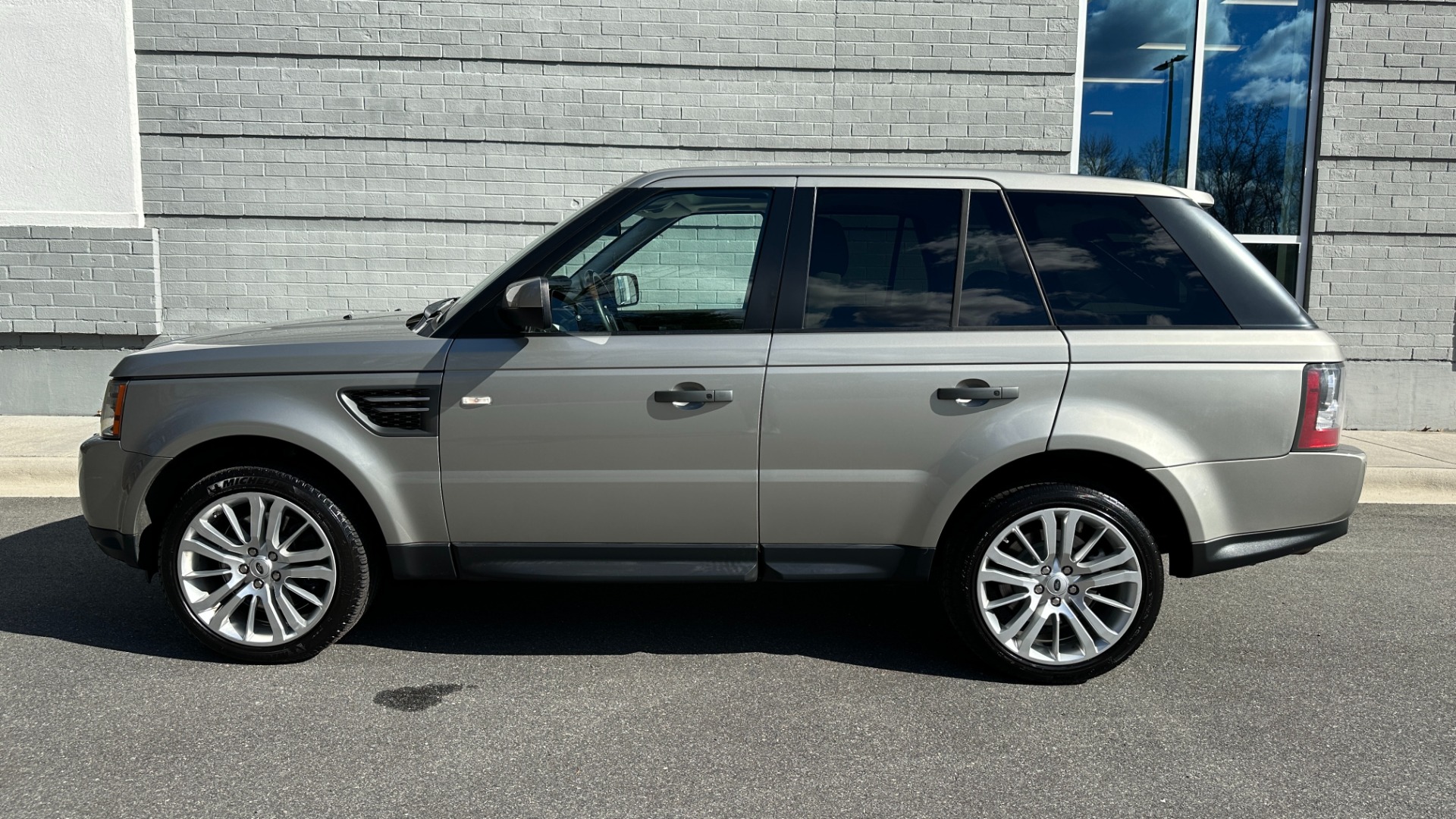 Used 2010 Land Rover Range Rover Sport HSE LUX / EXTENDED LEATHER / LUXURY INTERIOR PKG / REAR ENTERTAINMENT for sale Sold at Formula Imports in Charlotte NC 28227 3
