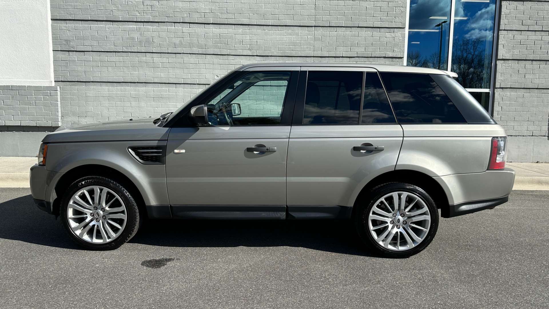 Used 2010 Land Rover Range Rover Sport HSE LUX / EXTENDED LEATHER / LUXURY INTERIOR PKG / REAR ENTERTAINMENT for sale $14,995 at Formula Imports in Charlotte NC 28227 3