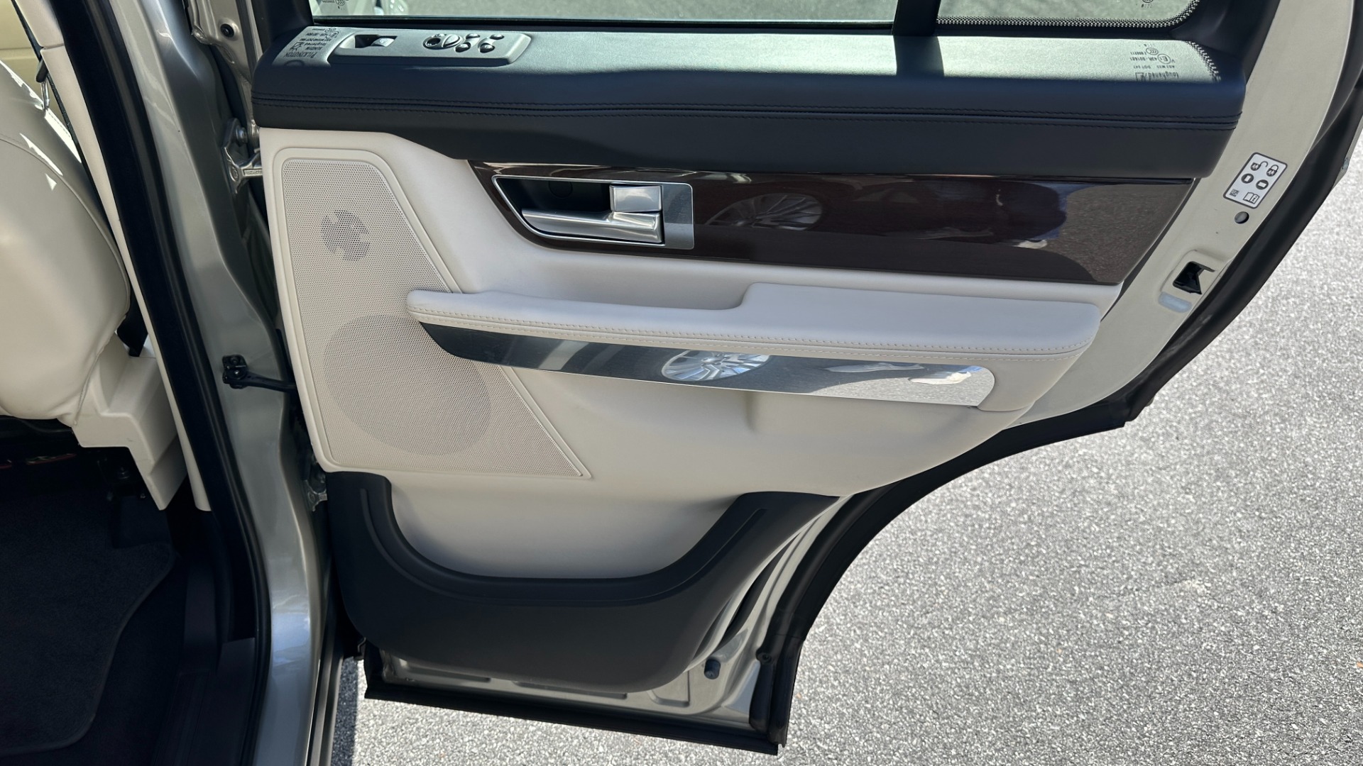 Used 2010 Land Rover Range Rover Sport HSE LUX / EXTENDED LEATHER / LUXURY INTERIOR PKG / REAR ENTERTAINMENT for sale Sold at Formula Imports in Charlotte NC 28227 33
