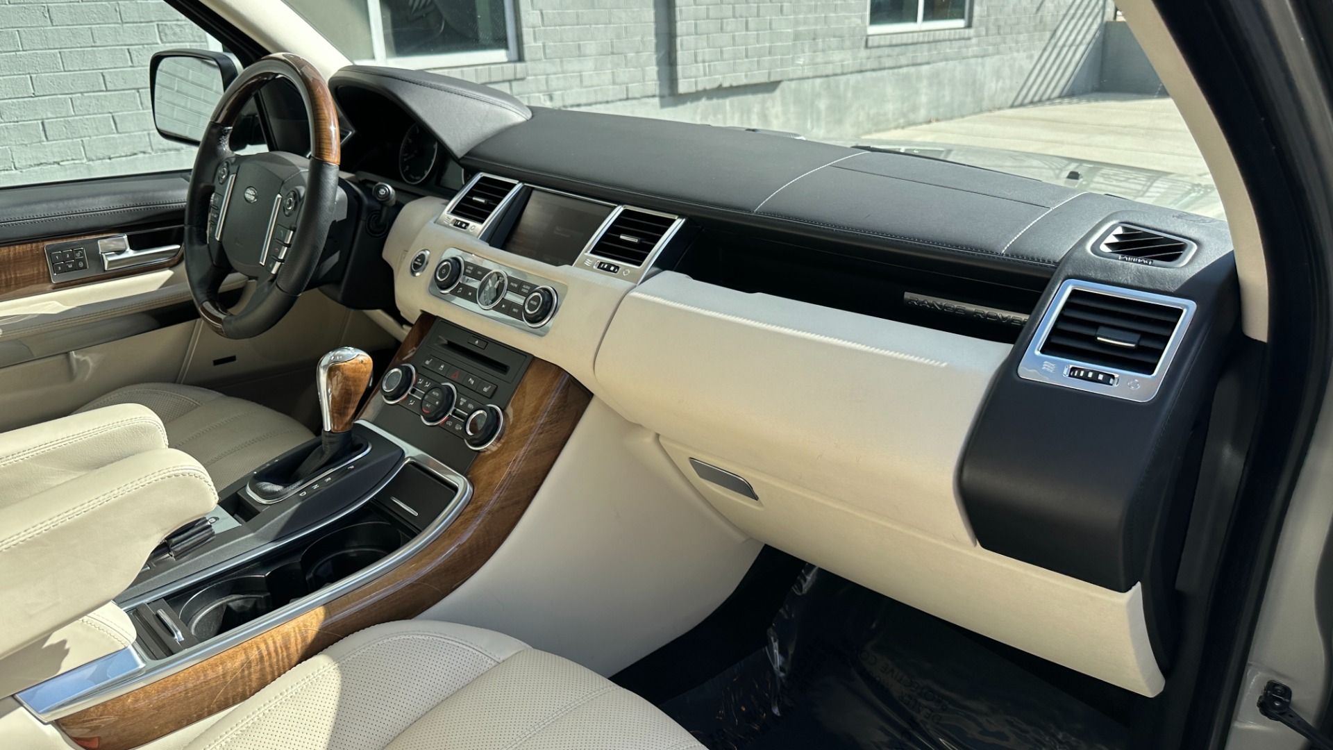 Used 2010 Land Rover Range Rover Sport HSE LUX / EXTENDED LEATHER / LUXURY INTERIOR PKG / REAR ENTERTAINMENT for sale $14,995 at Formula Imports in Charlotte NC 28227 38