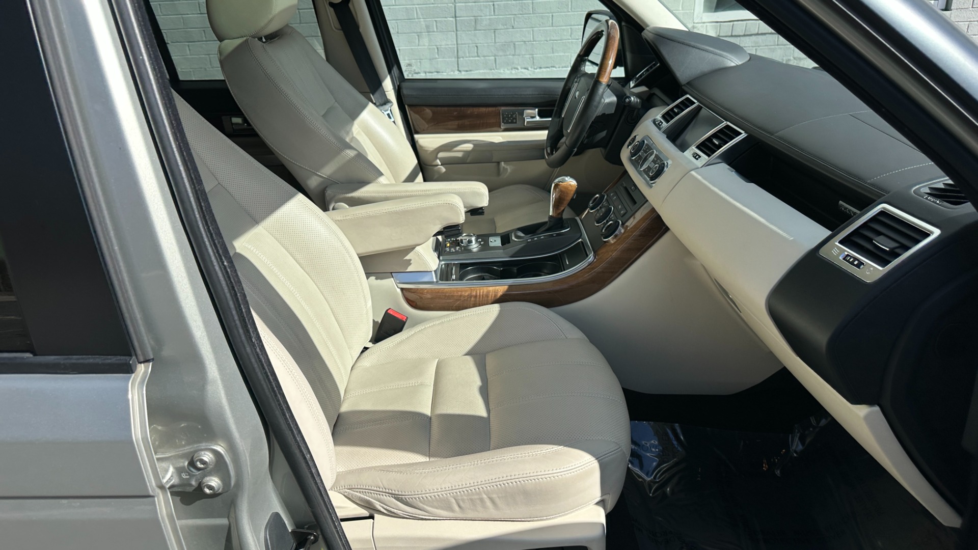 Used 2010 Land Rover Range Rover Sport HSE LUX / EXTENDED LEATHER / LUXURY INTERIOR PKG / REAR ENTERTAINMENT for sale Sold at Formula Imports in Charlotte NC 28227 39